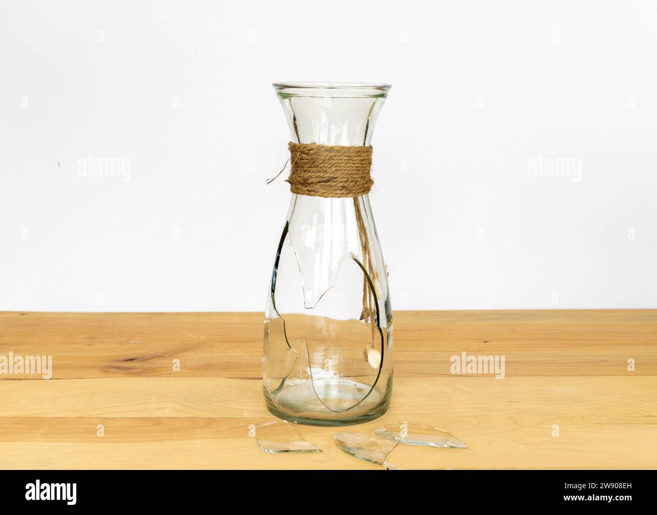 Kaputte Glasflasche auf einem Holztisch Stockfoto