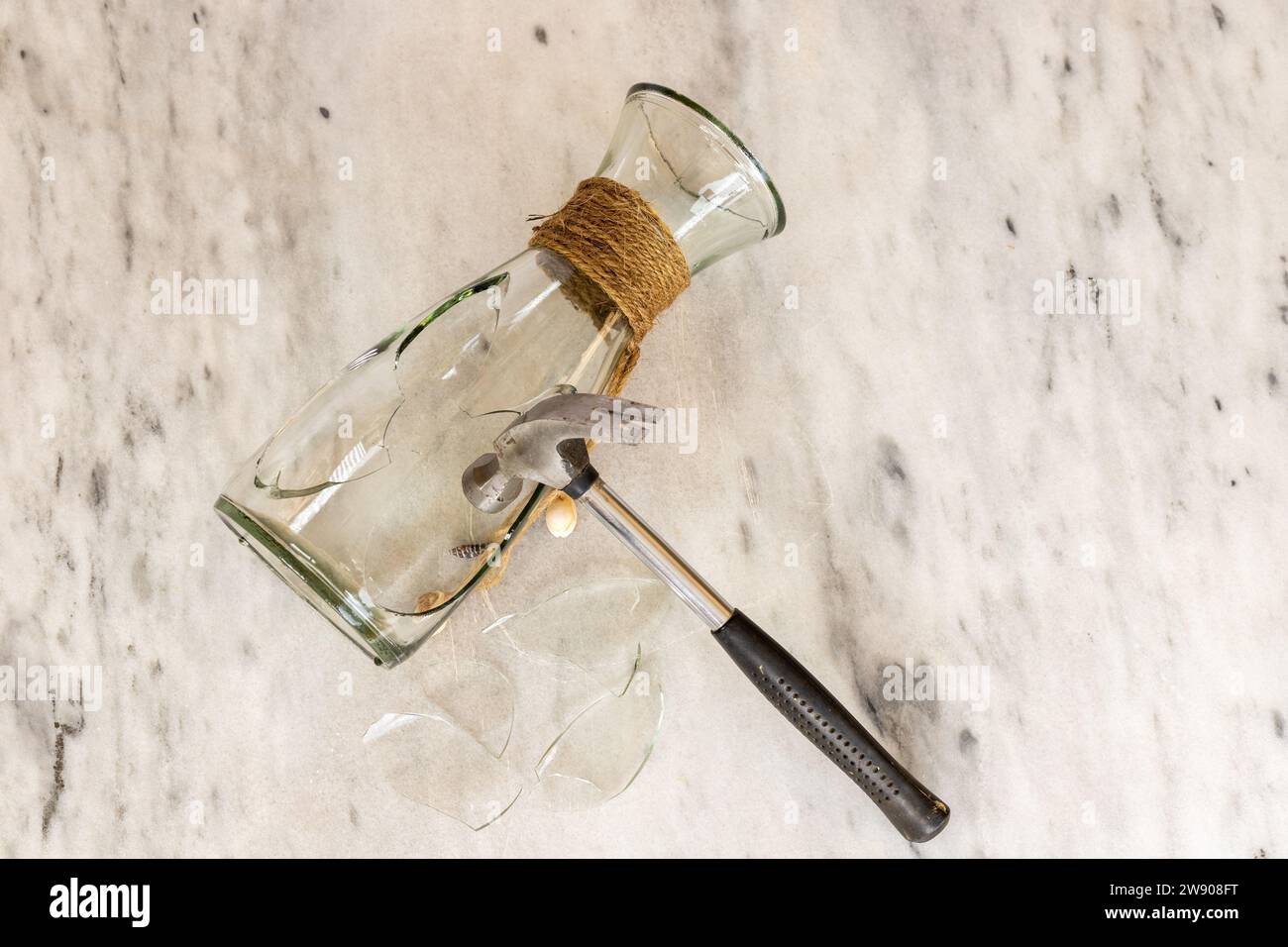 Zerbrochene Glasflasche mit einem Hammer. Vernichtungskonzept. Stockfoto