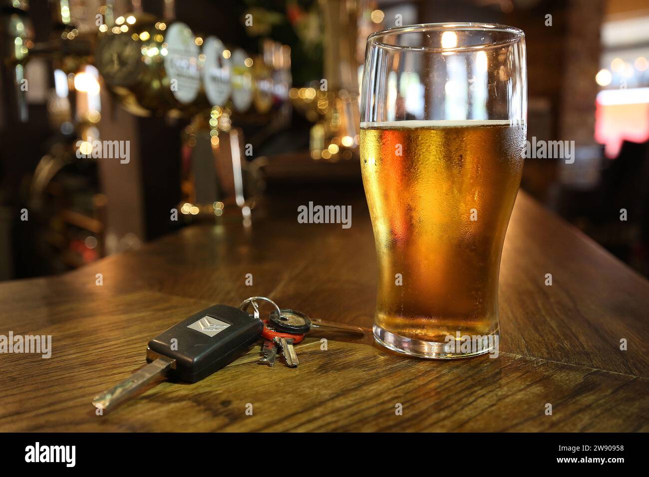 Aktenfoto vom 11/14 von einem Bier und einem Satz Autoschlüssel in einer Bar in einem Pub im Zentrum von London. Ein SNP MSP mit drei Jahrzehnten Erfahrung in der Polizeiarbeit hat vor den Tragödien des Alkoholkonsums und des Drogenfahrens vor der Festzeit gewarnt. Audrey Nicoll sagte, dass mehr als 700 Fahrer während der Weihnachtszeit 2022/23 wegen Alkohol- oder Drogendelikten entdeckt wurden. Ausgabedatum: Samstag, 23. Dezember 2023. Stockfoto