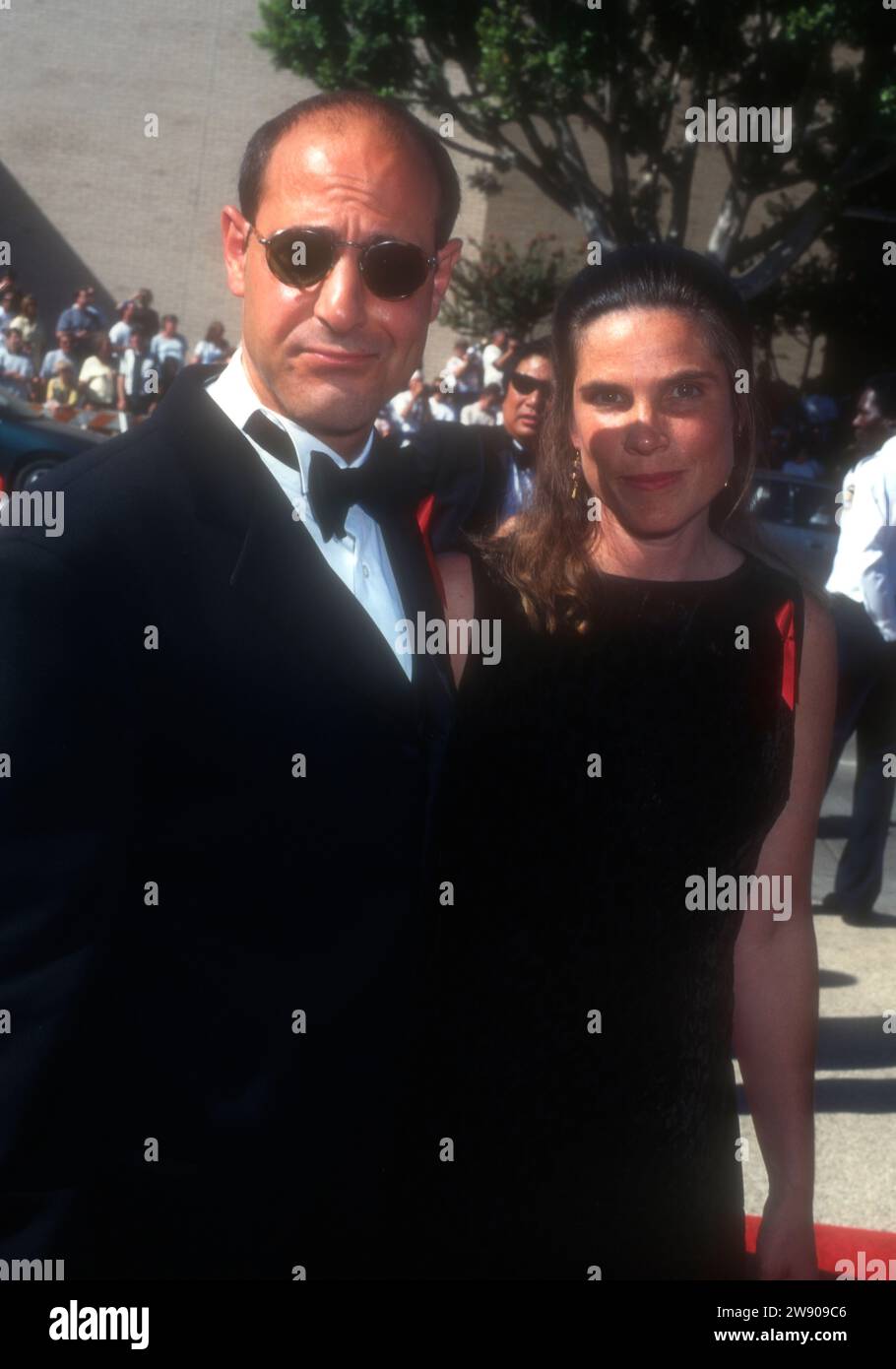 Pasadena, Kalifornien, USA 8. September 1996 Schauspieler Stanley Tucci und Ehefrau Kate Tucci nehmen am 8. September 1996 an den 48. Primetime Emmy Awards im Pasadena Civic Auditorium in Pasadena, Kalifornien, USA, Teil. Foto: Barry King/Alamy Stock Photo Stockfoto