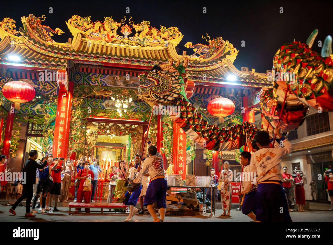 Bangkok, Thailand - 22. Januar 2023: Unbekannte Menschen feiern das chinesische Neujahr vor dem Kuan Yim-Schrein in Banhkok, Thailand. Stockfoto