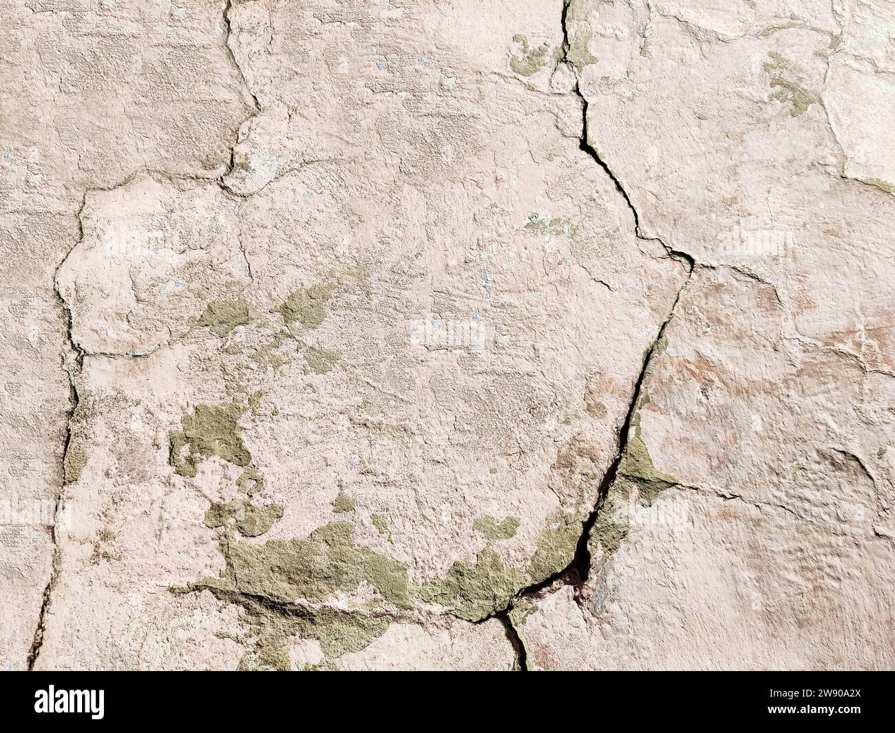 Die Mauer eines alten Gebäudes mit zerbröckelndem Putz und vielen gewundenen, tiefen Rissen. Kopierbereich. Selektiver Fokus. Stockfoto Die Mauer eines alten Gebäudes mit zerbröckelndem Putz und vielen gewundenen, tiefen Rissen. Kopierbereich. Selektiver Fokus. Stockfoto