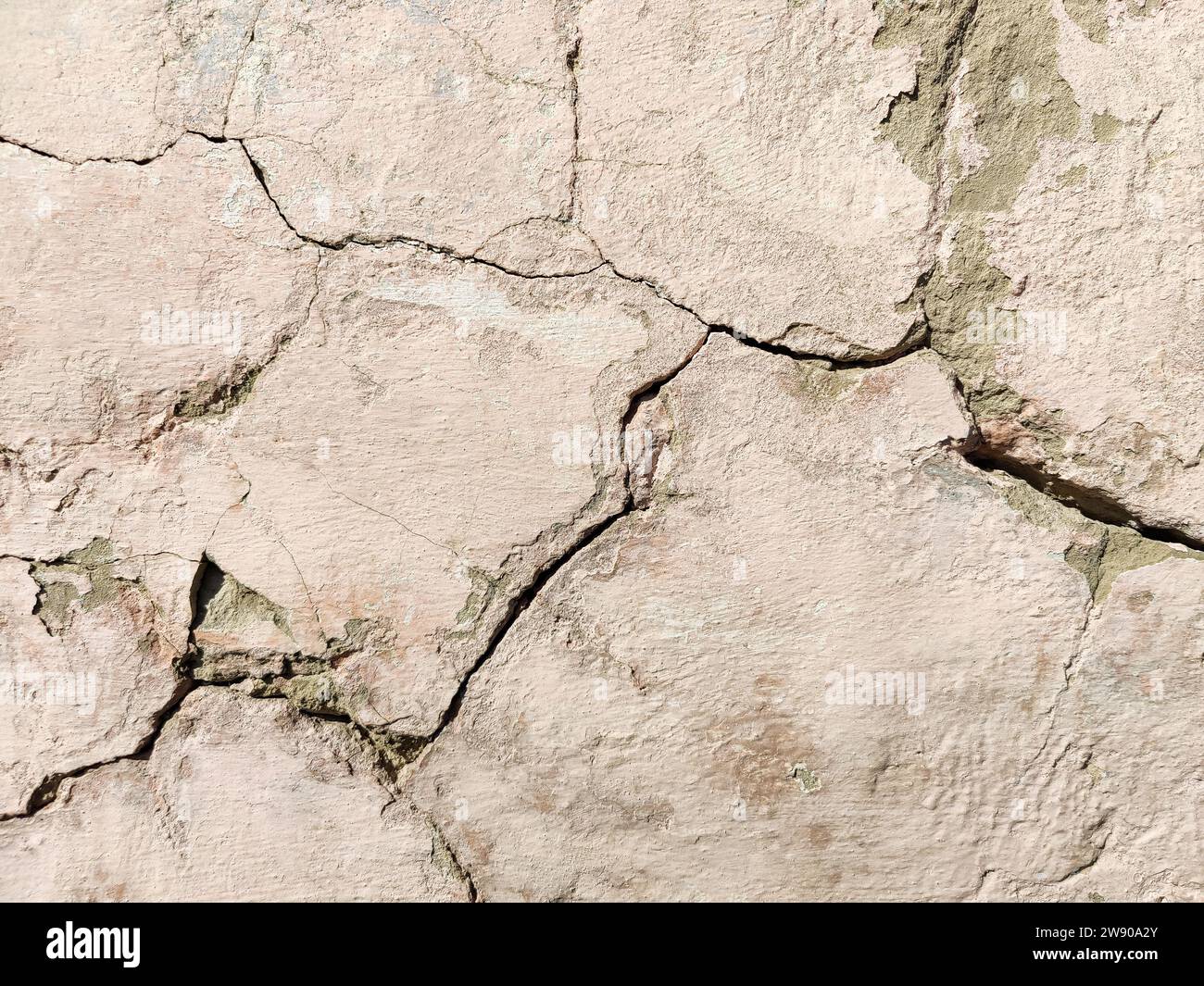 Die Mauer eines alten Gebäudes mit zerbröckelndem Putz und vielen gewundenen, tiefen Rissen. Kopierbereich. Selektiver Fokus. Stockfoto Die Mauer eines alten Gebäudes mit zerbröckelndem Putz und vielen gewundenen, tiefen Rissen. Kopierbereich. Selektiver Fokus. Stockfoto