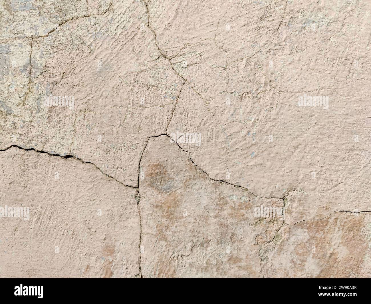 Die Mauer eines alten Gebäudes mit zerbröckelndem Putz und vielen gewundenen, tiefen Rissen. Kopierbereich. Selektiver Fokus. Stockfoto Die Mauer eines alten Gebäudes mit zerbröckelndem Putz und vielen gewundenen, tiefen Rissen. Kopierbereich. Selektiver Fokus. Stockfoto
