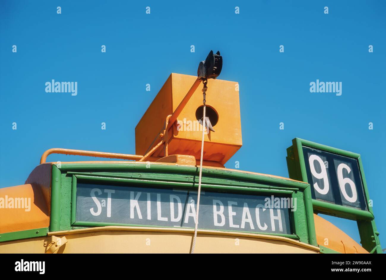 Zielschild und Streckennummer der Straßenbahnlinie 96 W-Klasse nach Saint Kilda Beach, Saint Kilda, Melbourne, Victoria, Australien Stockfoto