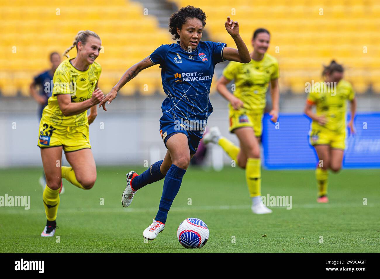 Wellington, Neuseeland. Samstag, 23. Dezember 2023. Sarina Bolden (Mitte) von Newcastle Jets Versuchen Wellington Phoenix bei einem Gegenangriff während des Spiels der A-League Women's Round 9 zwischen Wellington Phoenix und Newcastle Jet im Sky Stadium in Wellington, Neuseeland, zu treffen. Stockfoto