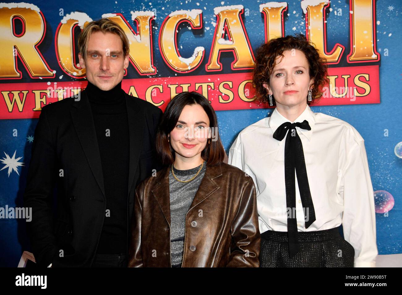 Daniel Sträßer, Paula Schramm und Gast bei der Premiere des 19. Original Roncalli Weihnachtscircus im Tempodrom. Berlin, 22.12.2023 *** Daniel Sträßer, Paula Schramm und Gast bei der Premiere des 19 original Roncalli Weihnachtszirkus im Tempodrom Berlin, 22 12 2023 Foto:Xn.xKubelkax/xFuturexImagex roncalli 3289 Stockfoto