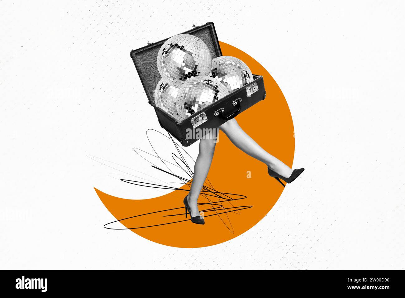Horizontale kreative bizarre Fotocollage aus kopflosen Körperkoffer voller Discoballs mit Beinen mit Fersen auf Zeichenhintergrund Stockfoto