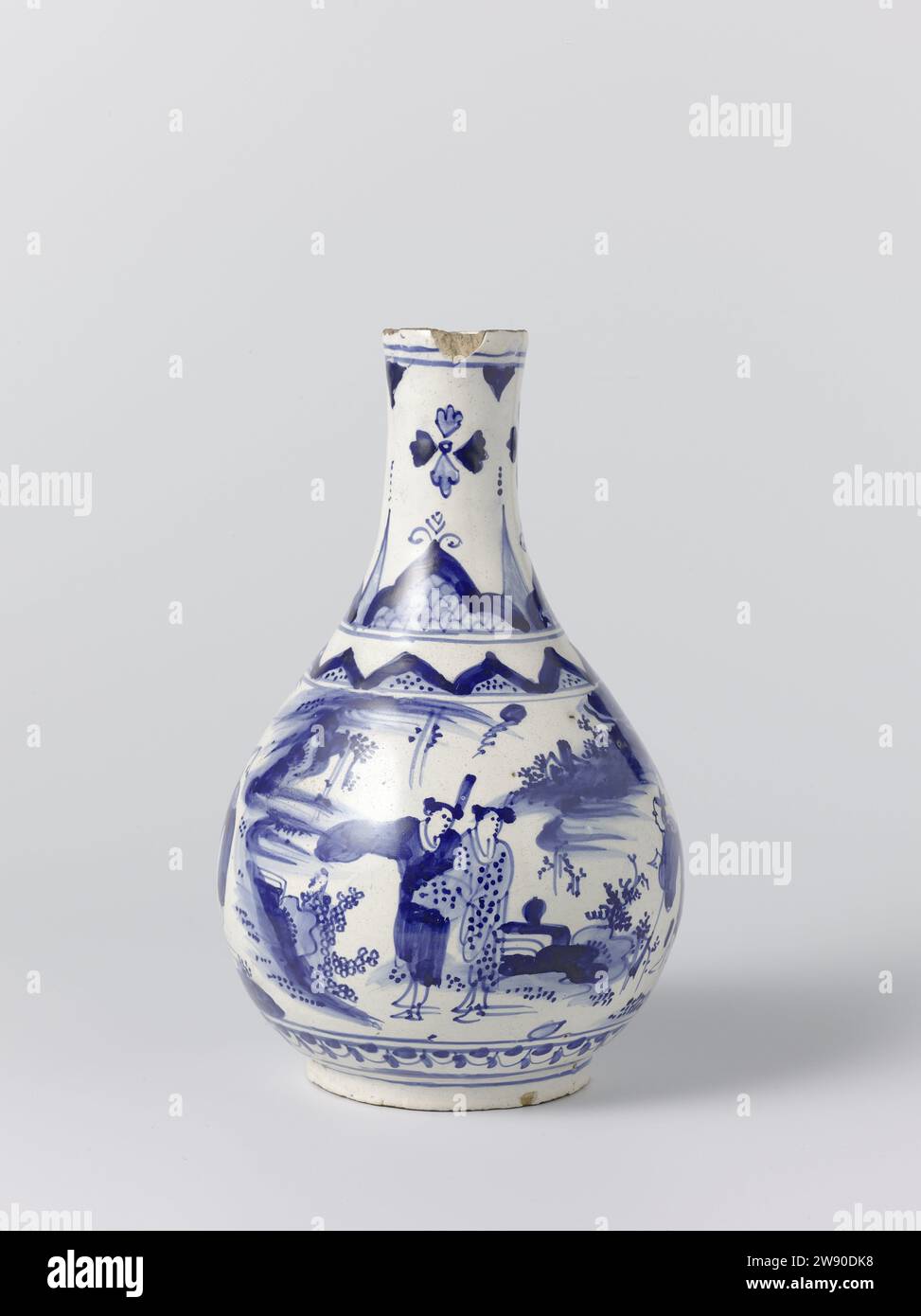 Vase, anonym, ca. 1650 - ca. 1660 Vase Vase aus blau gemalter Fayence. Die Vase hat einen konvexen Magen und einen schmalen konischen Hals. Auf dem Bauch ist eine Landschaft mit Figuren (Chinesisch) gemalt und auf den Hals gespitzt und mit stilisierten Blumen versehen. Am Fuß verläuft eine Grenze mit geometrischen Ornamenten. Die Vase ist markiert. Delfter Steingut. Zinnglasur. Stockfoto