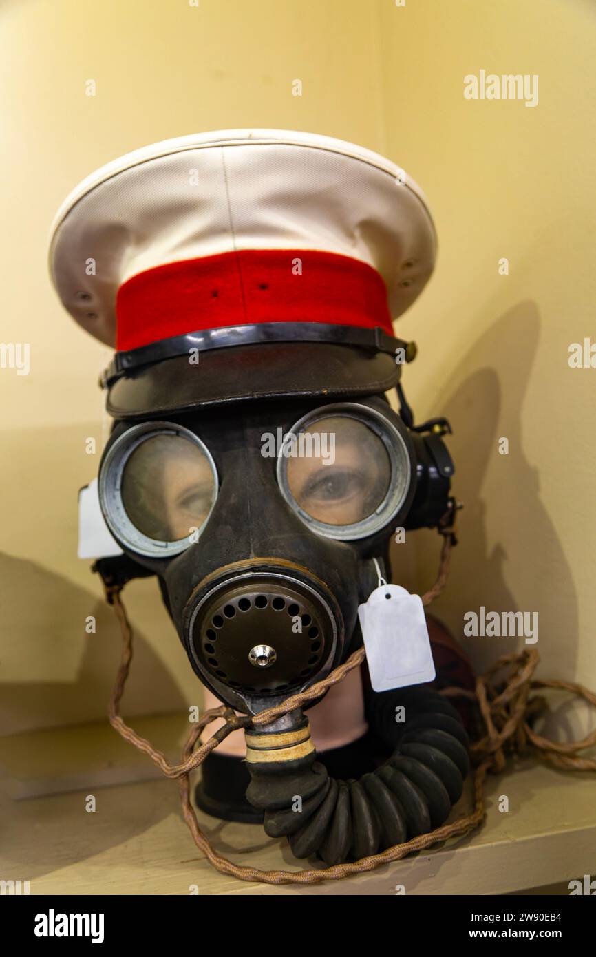 Gasmaske zum Verkauf bei einer Auktion militärischer Erinnerungsstücke, Großbritannien Stockfoto