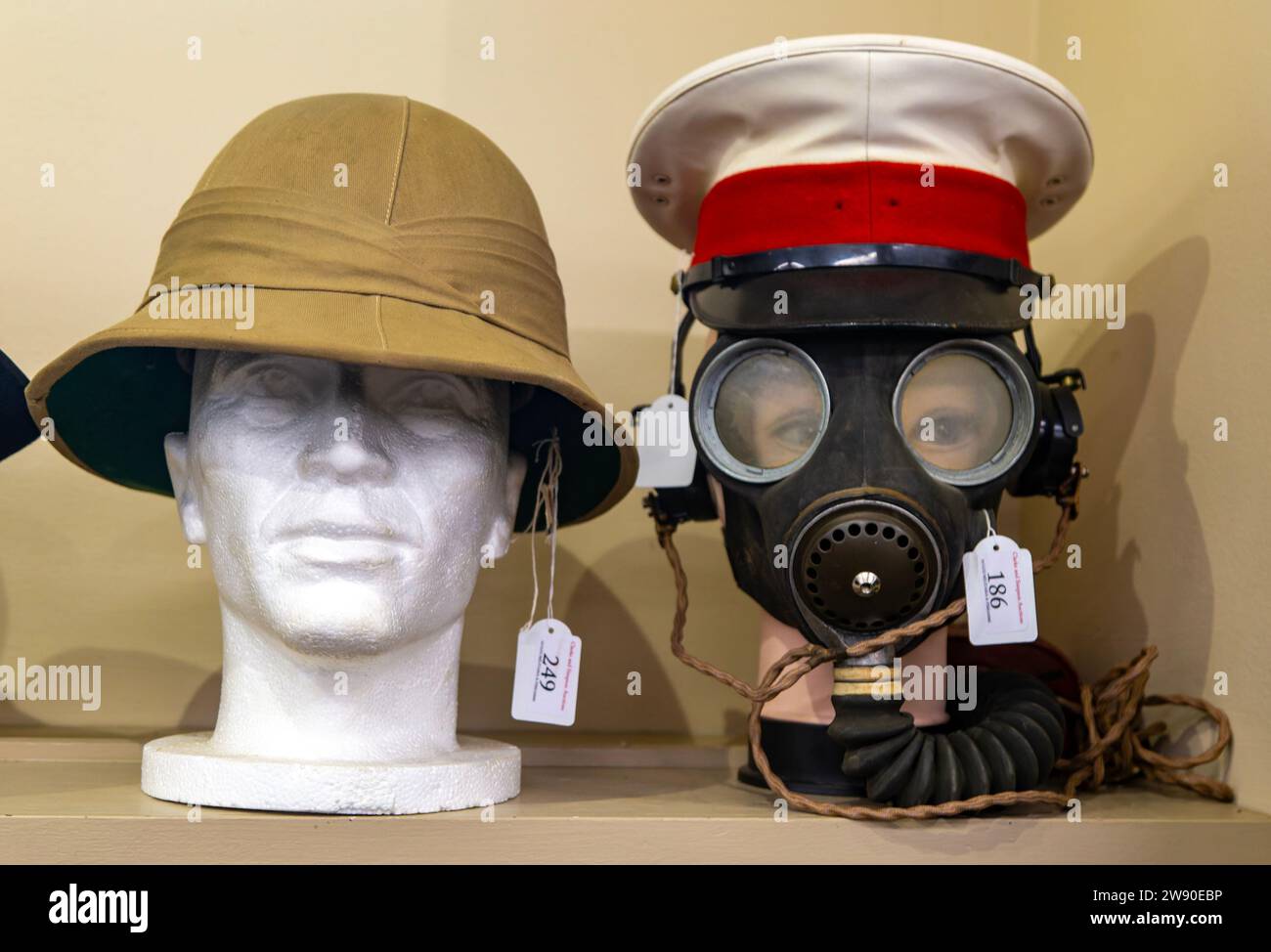 Pith Helm und Gasmaske auf der Auktion von militärischen Erinnerungsstücken, Großbritannien Stockfoto