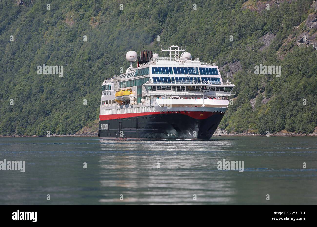 Nordsee, Dänemark. 23. Dezember 2023: Kreuzfahrtschiff MS Maud (ex Midnatsol) von Hurtigruten Expeditions, hier in den norwegischen Fjorden. Das norwegische Expeditionsschiff mit 400 Passagieren, das vor der dänischen Küste von einem riesigen Sturm gefangen wurde, wurde von Schurkenwellen getroffen, die das Schiff beschädigten und Brückenfenster brachen, wodurch die elektronischen Instrumente überflutet wurden, was zu Stromausfällen und dem Verlust von Navigationssystemen führte. Das Schiff wird nach Bremerhaven umgeleitet, begleitet von einem Rettungsschlepper, und Kreuzfahrten werden bis zum Abschluss der Reparaturarbeiten abgebrochen. Crew und Passagiere sind sicher. Quelle: Kevin Izorce/Alamy Live News Stockfoto