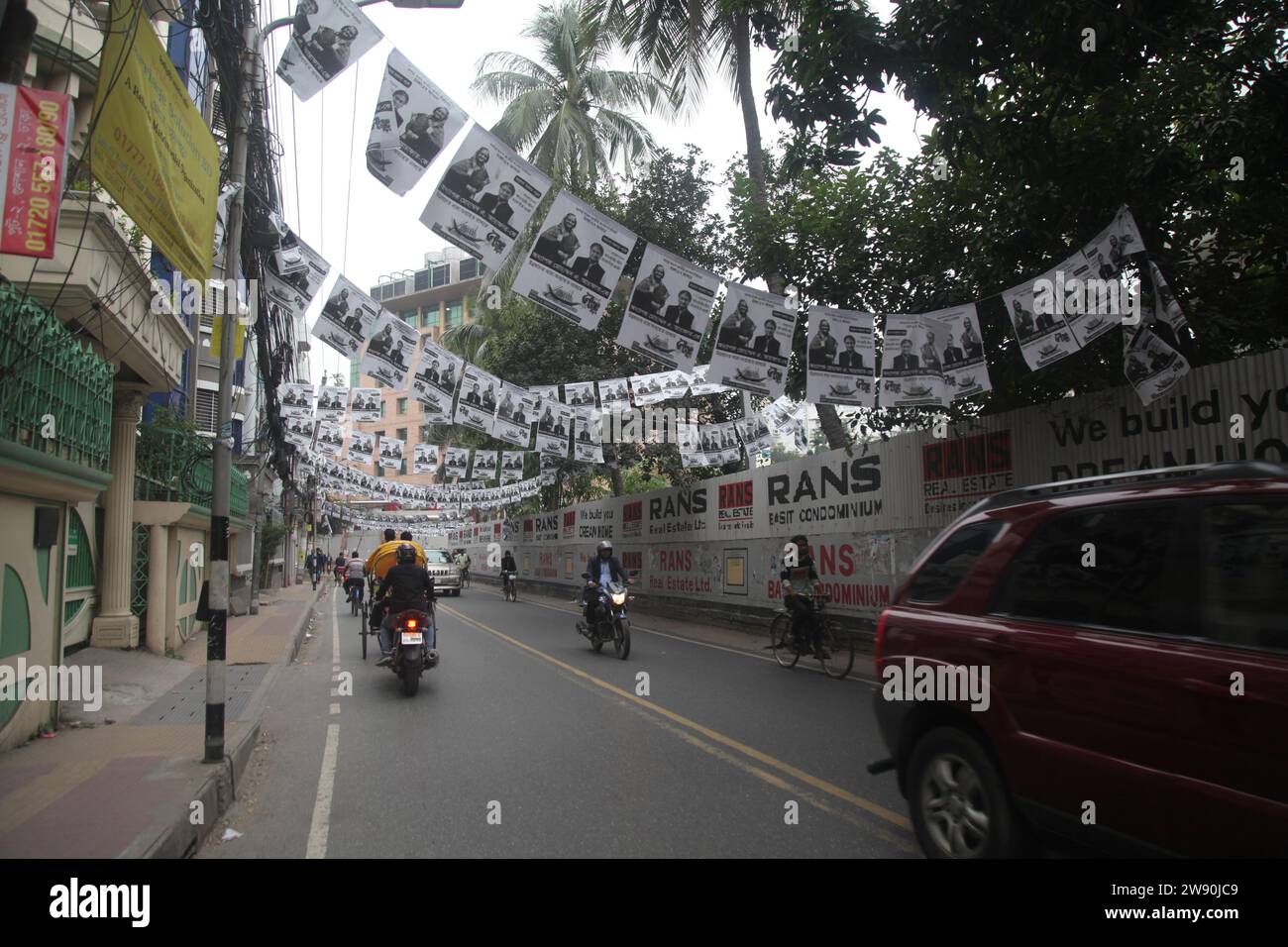 Dhaka Bangladesch 23. Dezember 2023, der Wahlkampf für die 12. Parlamentswahlen hat begonnen. Die Straßen sind mit offenen Plakaten bedeckt Stockfoto