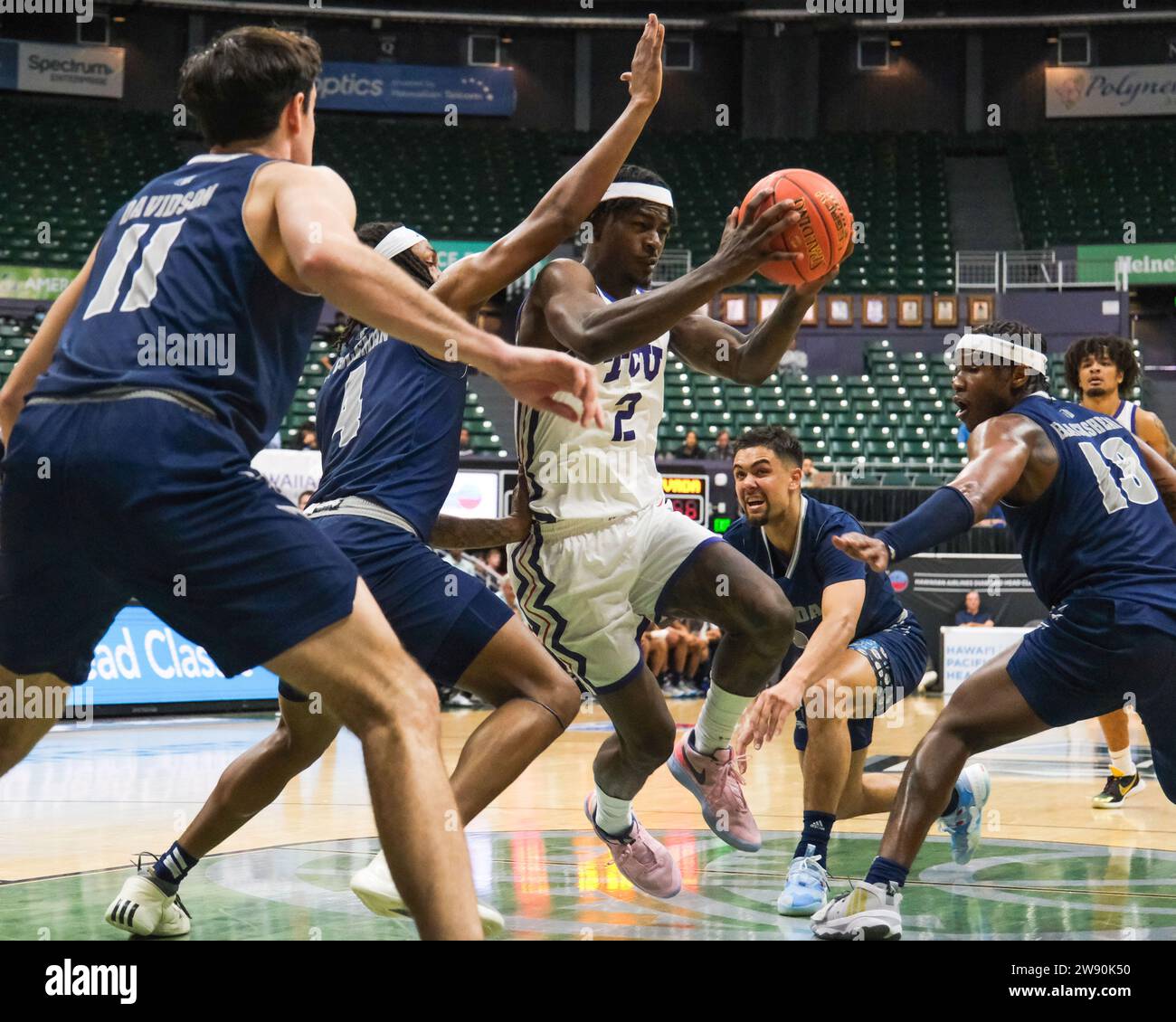 Honolulu, Hawaii, USA. Dezember 2023. TCU Forward Emanuel Miller (2) taucht während des Hawaiian Airlines Diamond Head Classic Basketballspiels zwischen den TCU Horned Frogs und Nevada Wolf Pack in der Sofi Arena im Stan Sheriff Center in Honolulu, Hawaii, in den Korb. Glenn Yoza/CSM/Alamy Live News Stockfoto