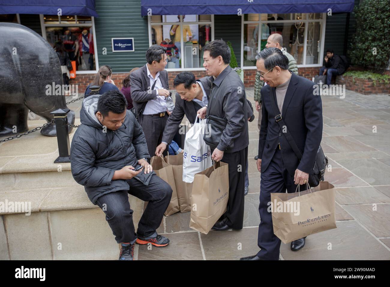 Chinesische Besucher des Bicester Village Einzelhandelsgeschäfts in Oxfordshire. Stockfoto