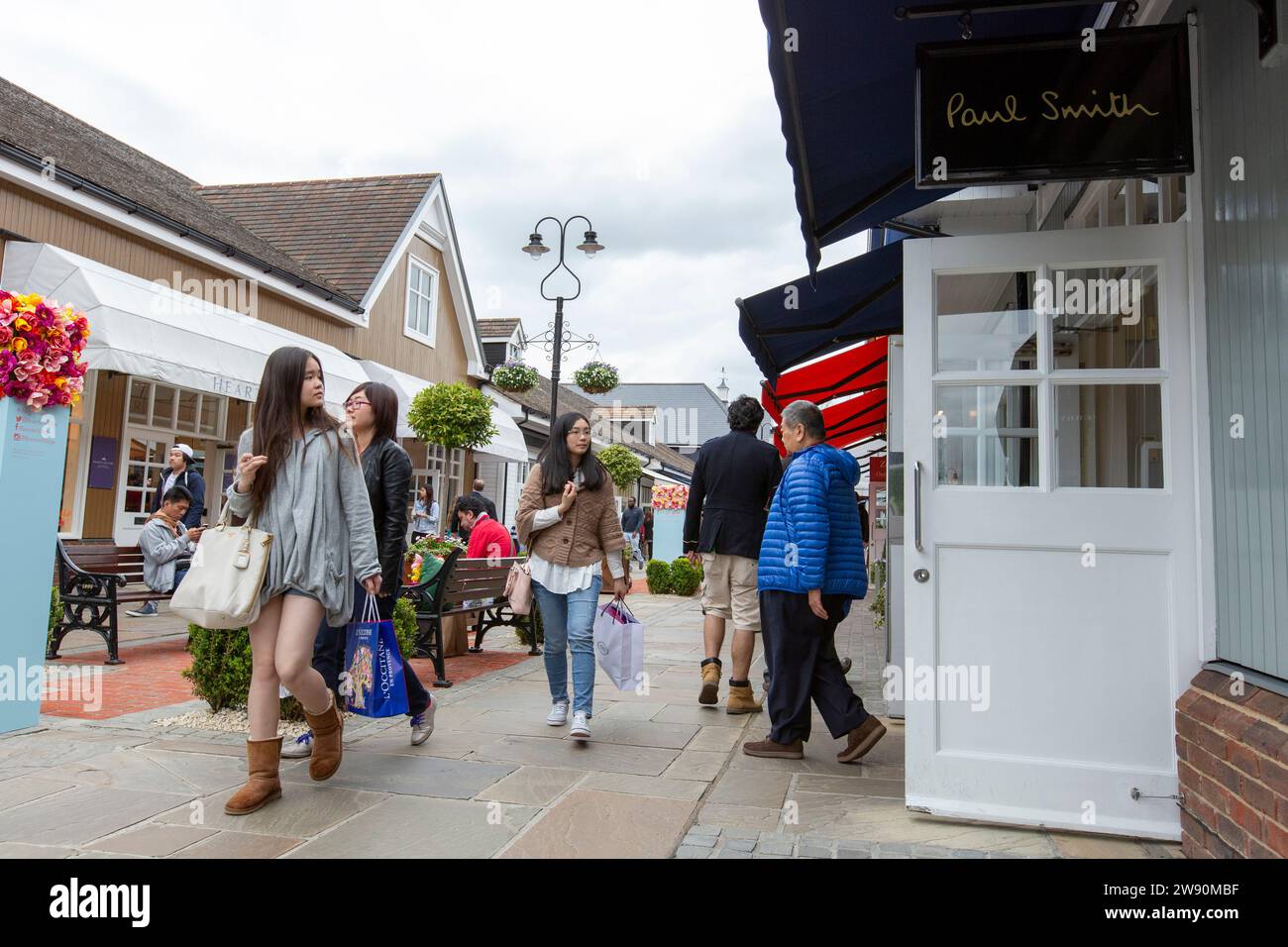 Chinesische Besucher des Bicester Village Einzelhandelsgeschäfts in Oxfordshire. Stockfoto