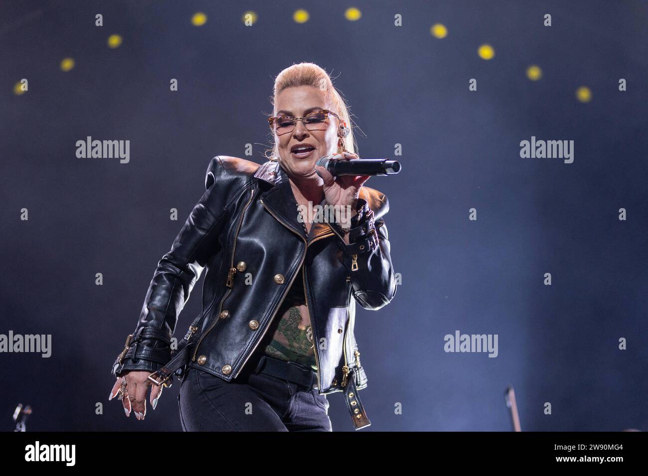 Night of the Proms, Köln, 22.12.2023 Anastacia - 22 Uhr. Und 23. Dezember gastiert das Klassik-meets-Pop-Festival Night of the Proms in der Lanxess-Arena in Köln. Toto, Anastacia, James Morrison, Aura Dione, Camouflage und Nathan Chan - und das Antwerp Philharmonic Orchestra unter der Leitung von Alexandra Arrieche. Es ist die 30. Ausgabe der Proms-Nacht seit 1994 - in Köln fand die 400. deutsche Show statt. Köln Lanxess Arena NRW Deutschland *** Night of the Proms, Köln, 22 12 2023 Anastacia am 22. Und 23. Dezember, dem Klassiker meets Pop Festival Night of the the Stockfoto