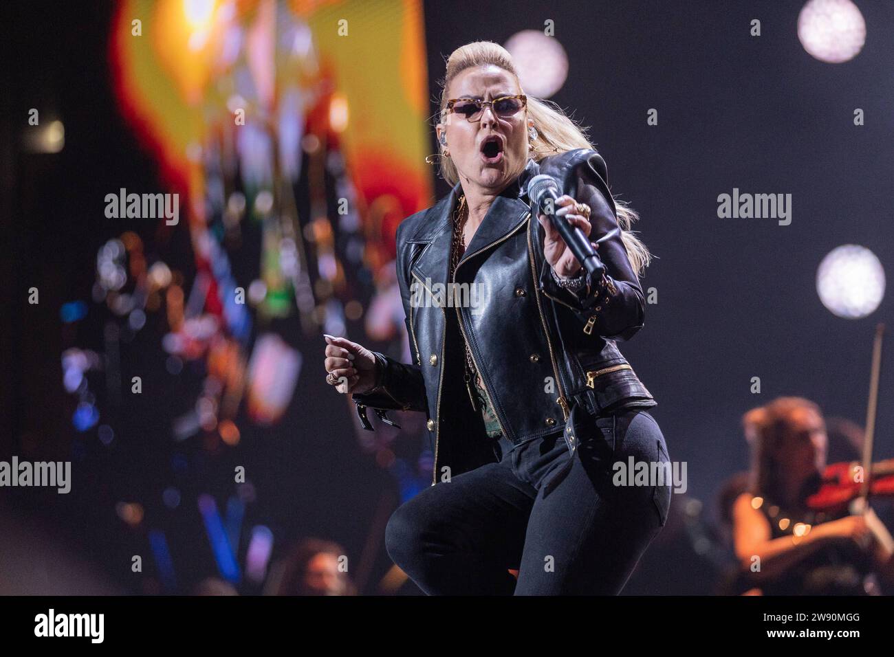 Night of the Proms, Köln, 22.12.2023 Anastacia - 22 Uhr. Und 23. Dezember gastiert das Klassik-meets-Pop-Festival Night of the Proms in der Lanxess-Arena in Köln. Toto, Anastacia, James Morrison, Aura Dione, Camouflage und Nathan Chan - und das Antwerp Philharmonic Orchestra unter der Leitung von Alexandra Arrieche. Es ist die 30. Ausgabe der Proms-Nacht seit 1994 - in Köln fand die 400. deutsche Show statt. Köln Lanxess Arena NRW Deutschland *** Night of the Proms, Köln, 22 12 2023 Anastacia am 22. Und 23. Dezember, dem Klassiker meets Pop Festival Night of the the Stockfoto