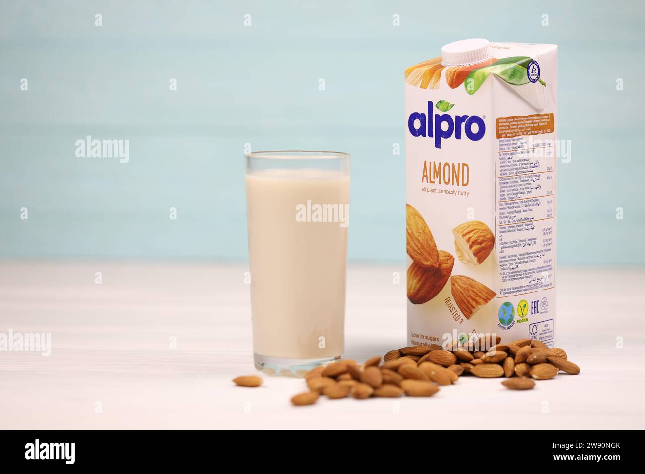 KHARKIV, UKRAINE - 2. JANUAR 2021 Alpro Mandel vegetarische Milchpackung, hergestellt von einem europäischen Unternehmen mit Sitz in Wevelgem, Belgien Stockfoto