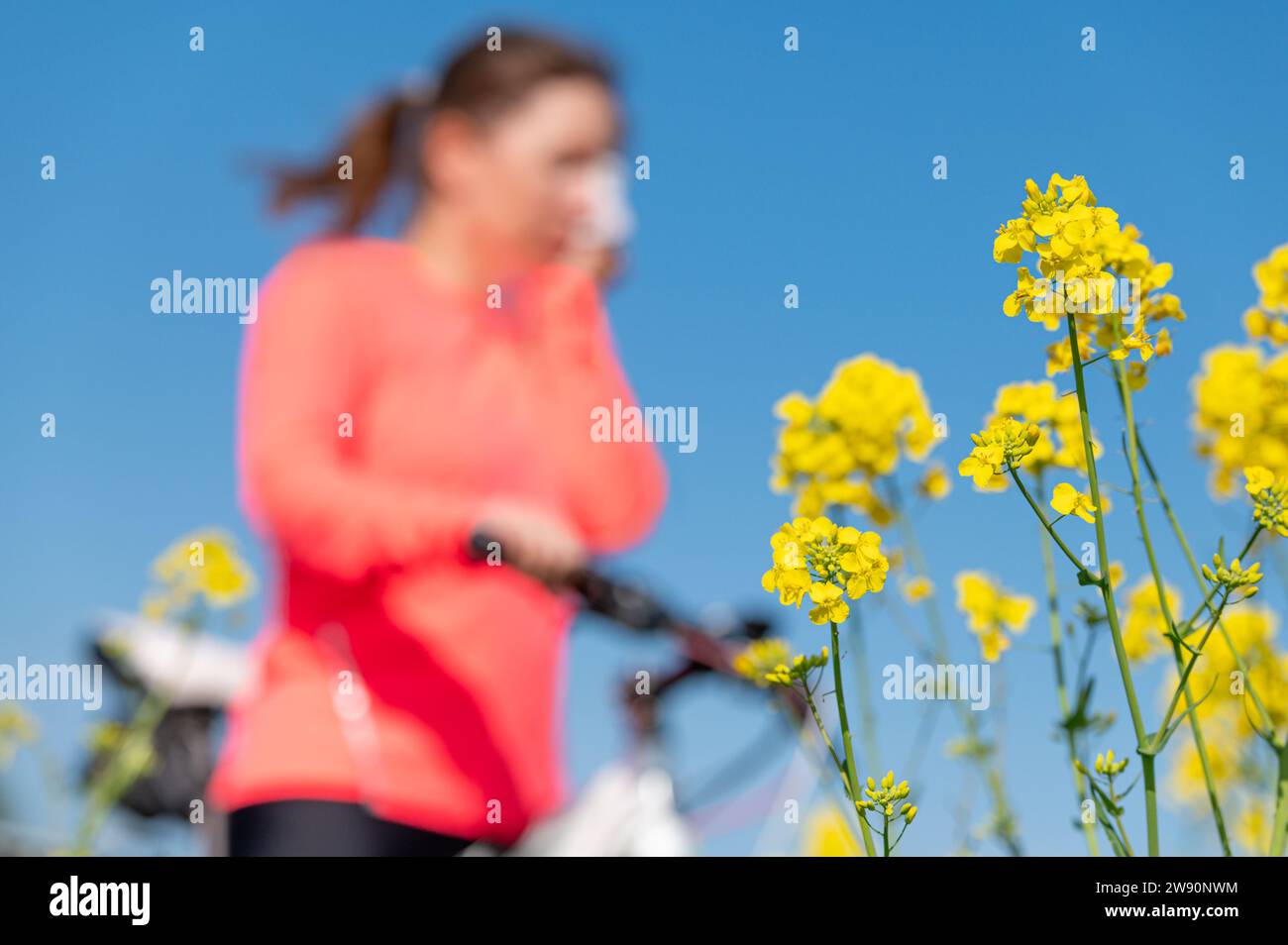 Frau mit Pollenallergie beim Training und Radfahren im Freien Stockfoto