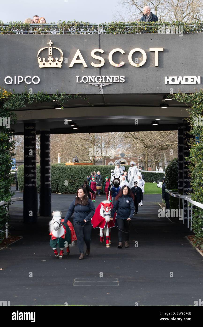 Ascot, Berkshire, Großbritannien. Dezember 2023. Weihnachten ist definitiv in Ascot angekommen, als der Weihnachtsmann und Mrs. Claus, noch immer Spaziergänger und Santa's Elfen die Kinder und Familien am zweiten Tag des Howden Christmas Racing Wochenendes auf der Ascot Racecourse begeisterten. Quelle: Maureen McLean/Alamy Live News Stockfoto