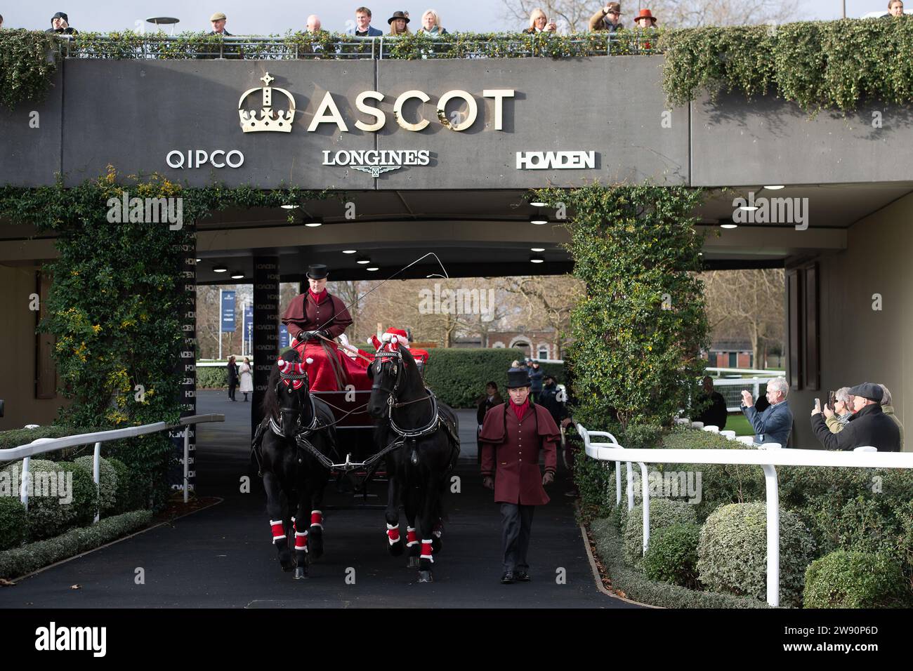 Ascot, Berkshire, Großbritannien. Dezember 2023. Weihnachten ist definitiv in Ascot angekommen, als der Weihnachtsmann und Mrs. Claus, noch immer Spaziergänger und Santa's Elfen die Kinder und Familien am zweiten Tag des Howden Christmas Racing Wochenendes auf der Ascot Racecourse begeisterten. Quelle: Maureen McLean/Alamy Live News Stockfoto