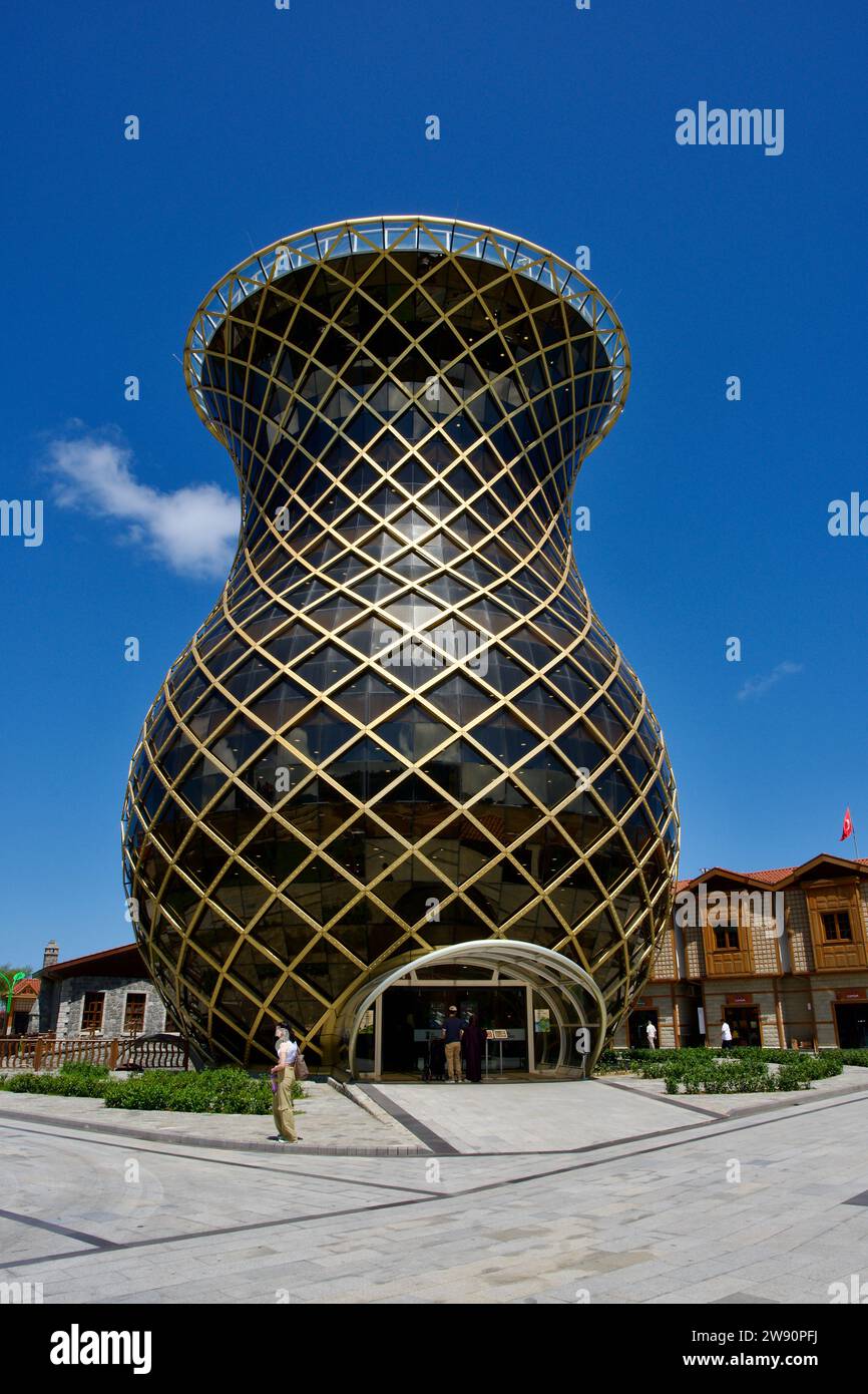 Rize, TÜRKEI - 28. Juli 2023: Traditionelles türkisches Teeglas-Gebäude im Stadtzentrum von Rize. Ein glasförmiges Gebäude mit einem Bild Stockfoto