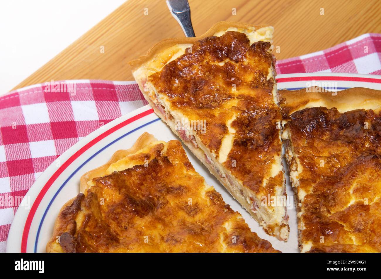 Quiche Lorraine, Stück auf einem Tortenheber Stockfoto