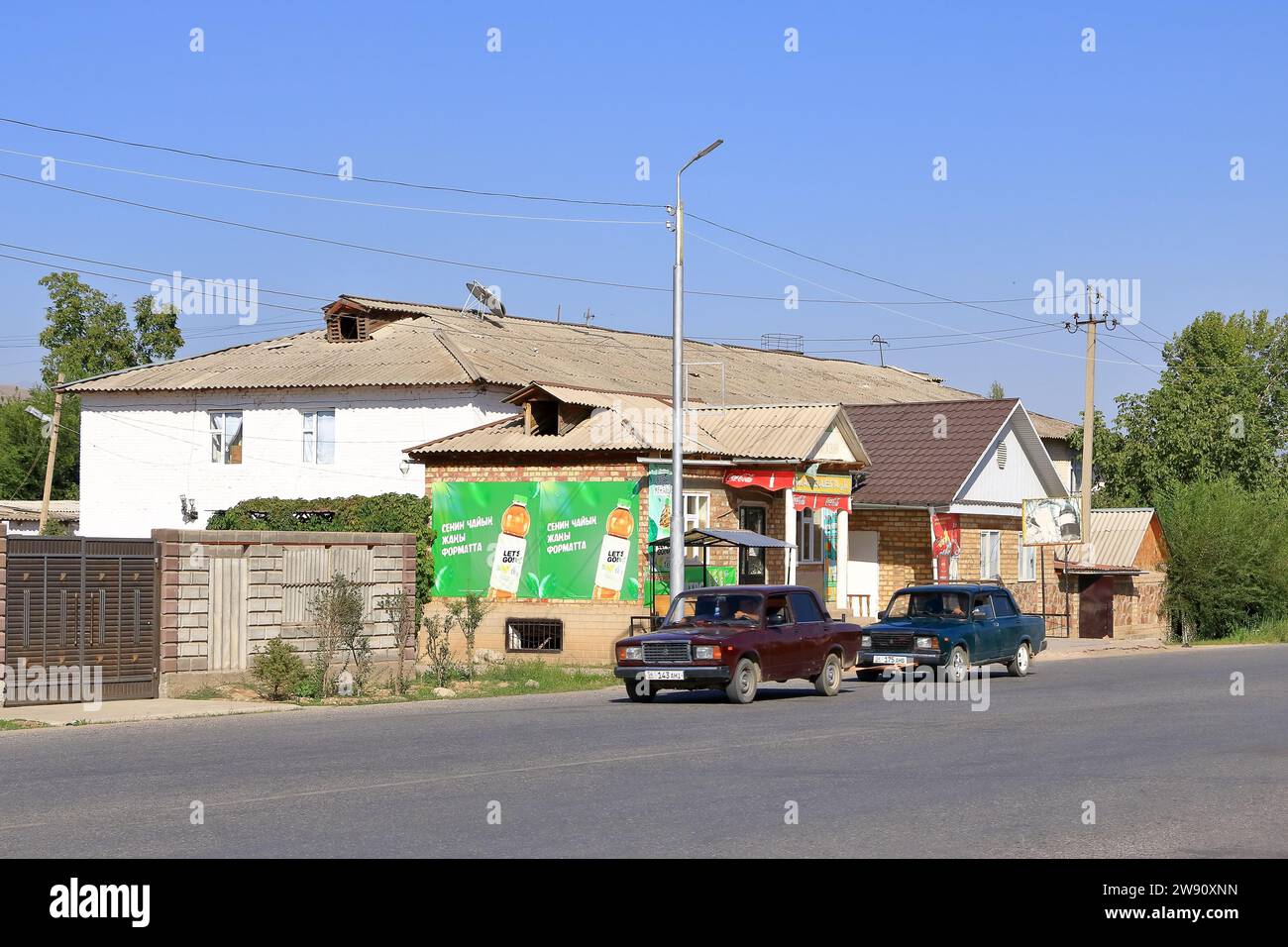 20. August 2023: Toktogul, Kirgisistan in Zentralasien: Streetlife in einem kleinen Dorf Stockfoto