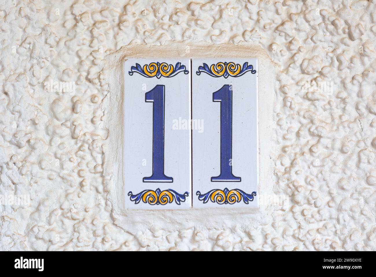 Altes verwittertes Haus Nummer 11, Fliesen an der Wand Stockfoto