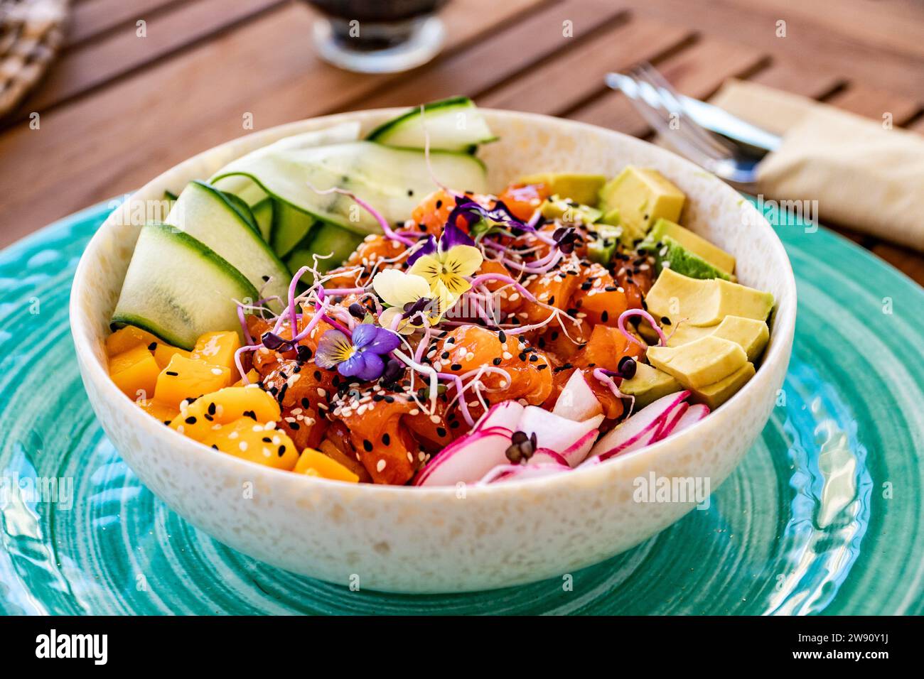 Schließen Sie die Teriyaki-Lachspoke-Schüssel in einem mediterranen Restaurant Stockfoto