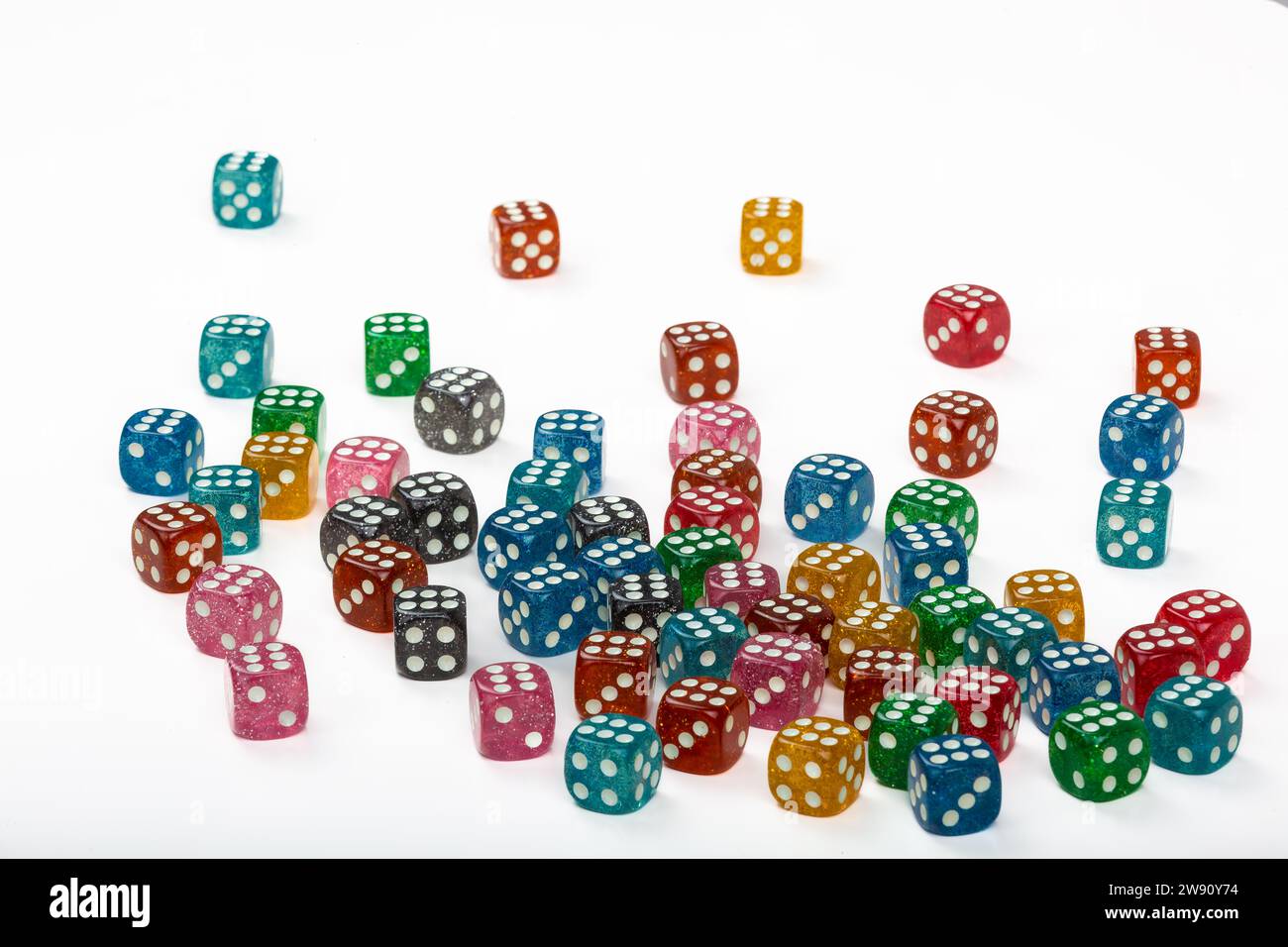 Bunte sechs-Zacken-Würfel auf weißem Hintergrund - perfekt für Brettspiele und Casino-Nächte Stockfoto