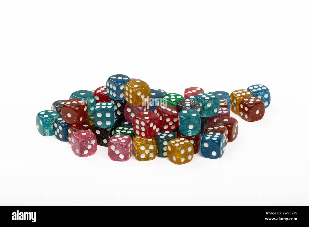 Bunter Würfelhaufen auf weißem Hintergrund - perfekt für Brettspiele und Casino-Nächte Stockfoto