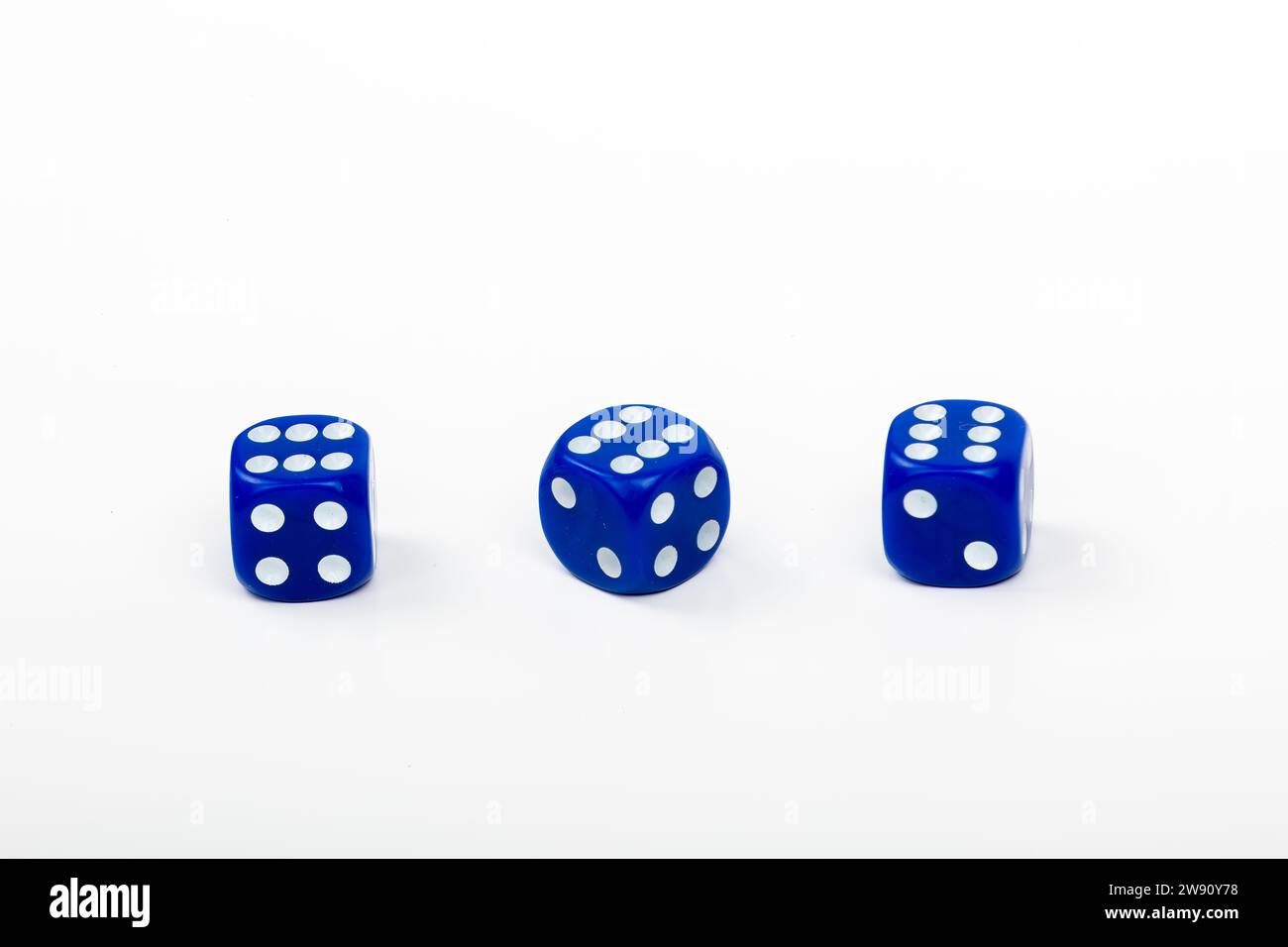 Set aus drei blauen Würfeln mit sechs Punkten auf weißem Hintergrund - perfekt für Brettspiele und Casino-Nächte Stockfoto