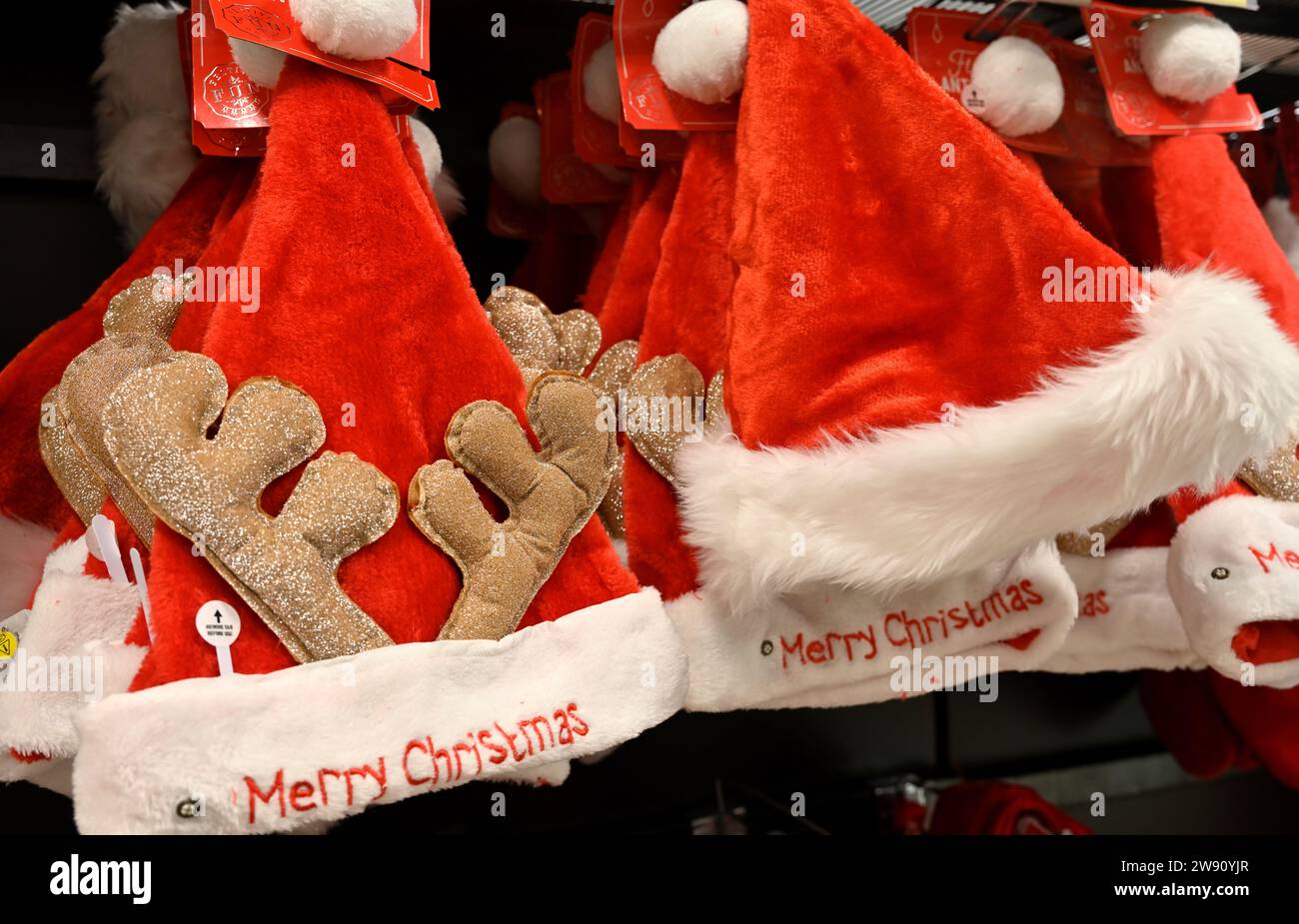 Frohe Weihnachtsmützen hängen im Laden Stockfoto