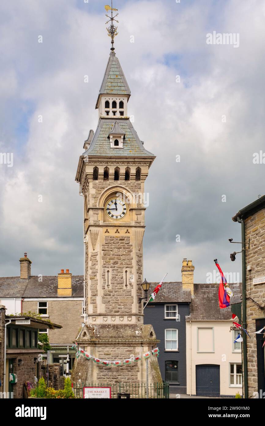 Blick entlang der Straße zum Uhrenturm. Lion Street, Hay-on-Wye, Powys, Wales, Vereinigtes Königreich, Großbritannien Stockfoto