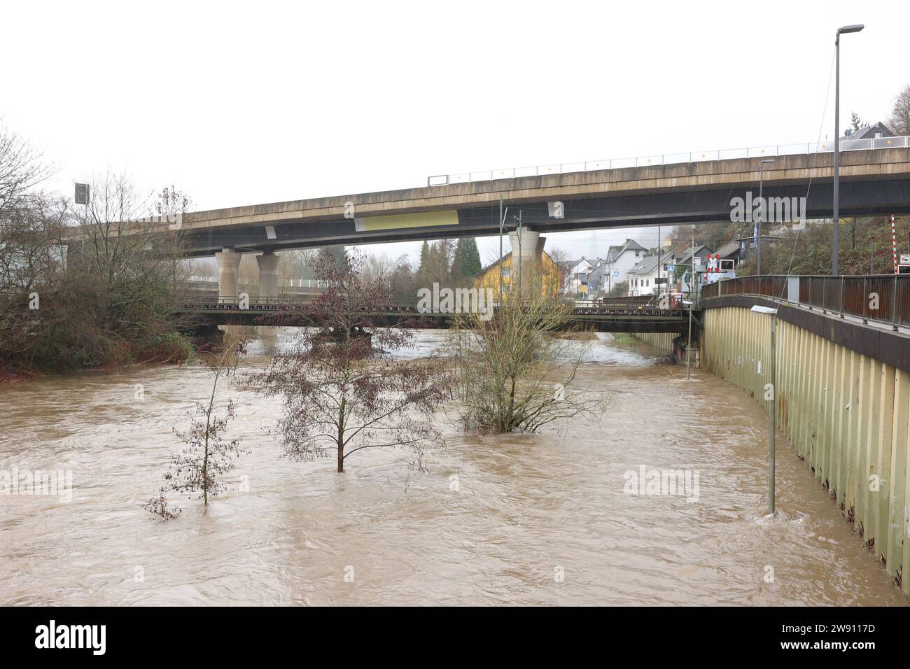 Der Dauerregen hat die Sieg ueber die Ufer wie hier in Siegen