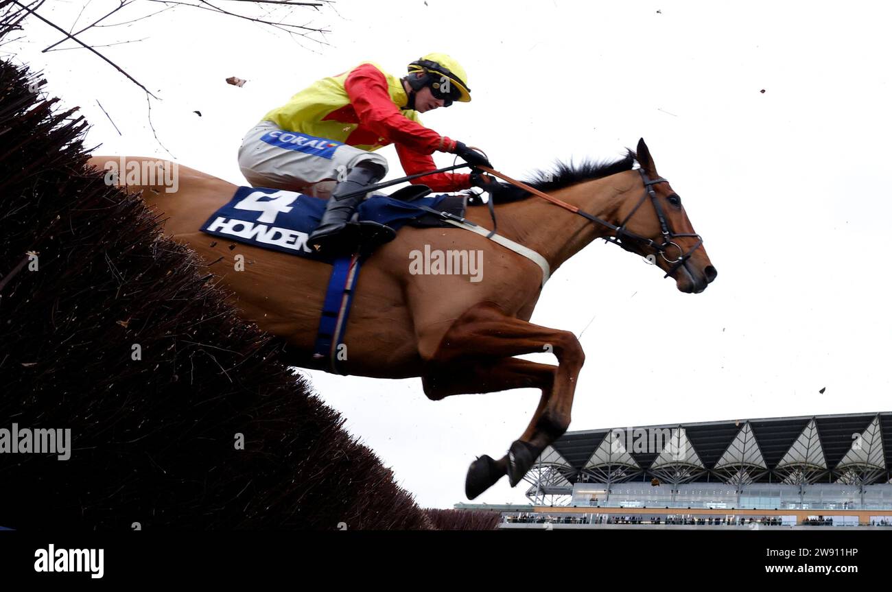 Triple Trade Ridden von Brendan Powell gewinnt am zweiten Tag des Howden Christmas Racing Weekends auf der Ascot Racecourse die Howden Handicap Chase. Bilddatum: Samstag, 23. Dezember 2023. Stockfoto