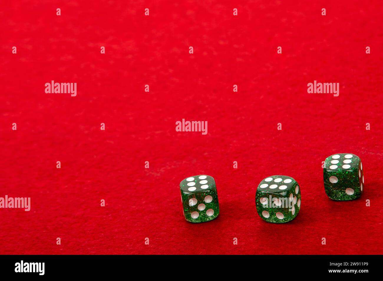 Three Dice with Value 6 on Red Samvet Playing Table – Glücksspiel- und Spielkonzept für Glücksspiele Stockfoto