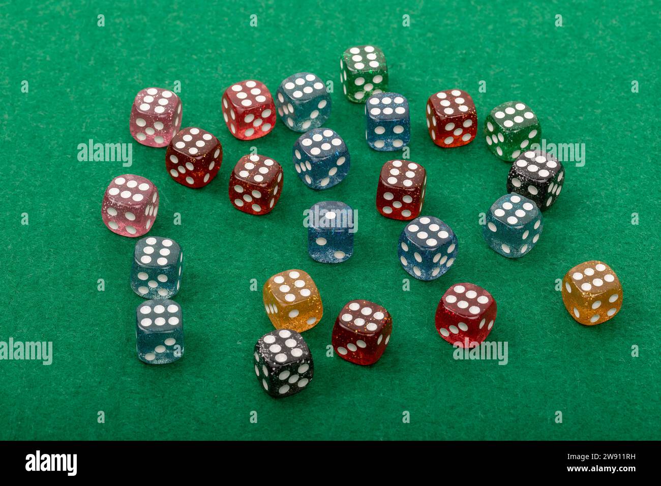 Business Team Konzept: Grüne Filzmatte mit mehreren Sechsen und einer in der Mitte Stockfoto