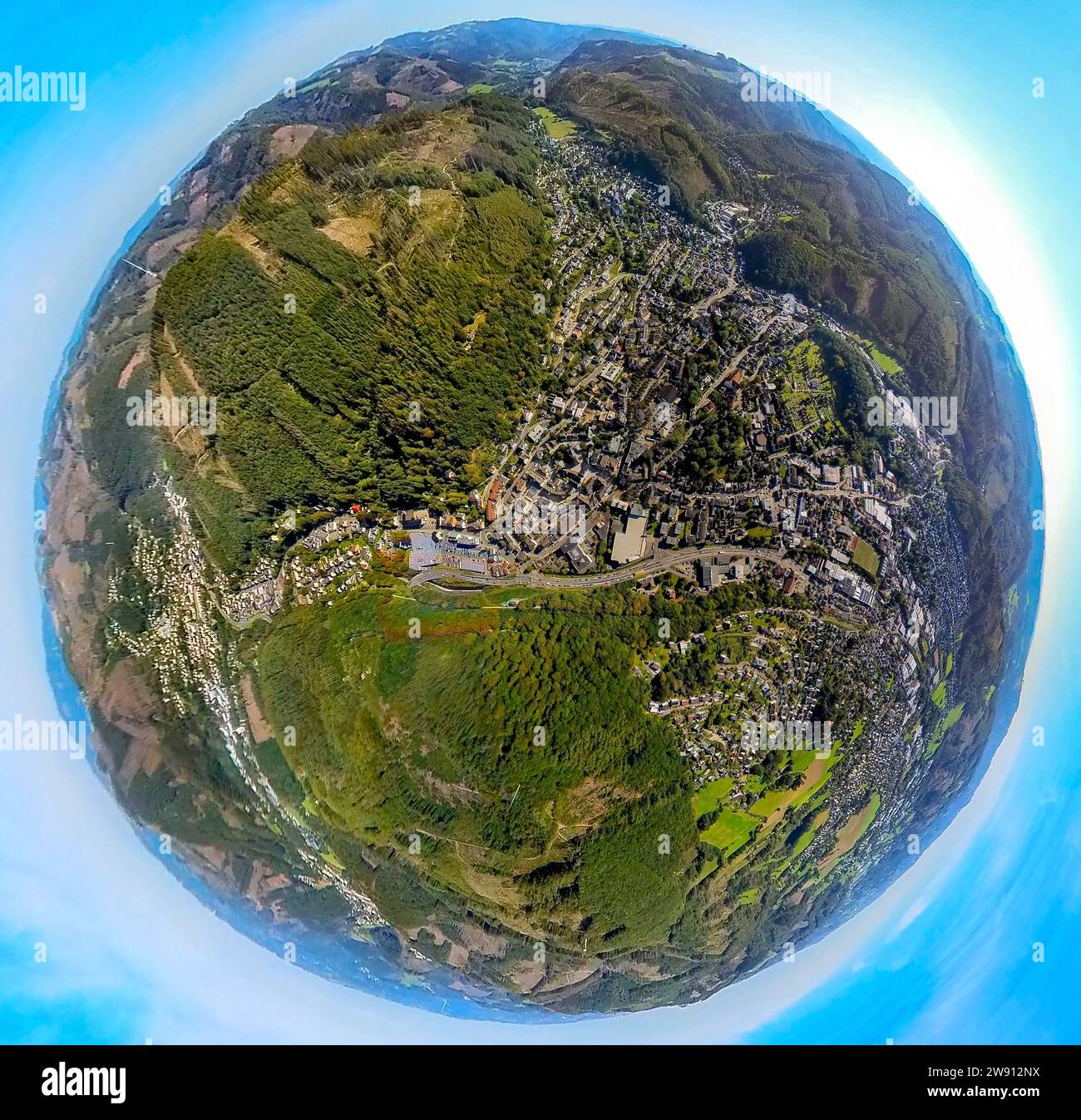 Luftaufnahme, Ansicht von Holthausen, Erdkugel, Fischaugenbild, 360-Grad-Bild, winzige Welt, Plettenberg, Sauerland, Nordrhein-Westfalen, Ge Stockfoto