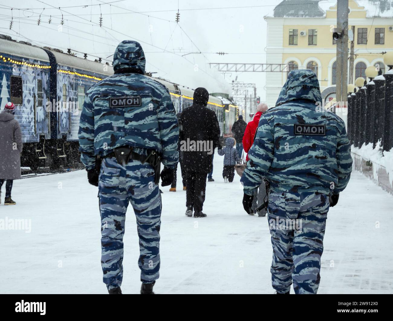 Woronesch, Russland - 3. Januar 2022: OMON-Abteilungspatrouillen auf dem Bahnsteig des Hauptbahnhofs der Stadt Woronesch Stockfoto