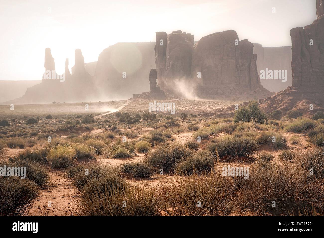 Wenn die Winde im Monument Valley wehen, verschieben sich die Wüstensand und drehen sich. Stockfoto