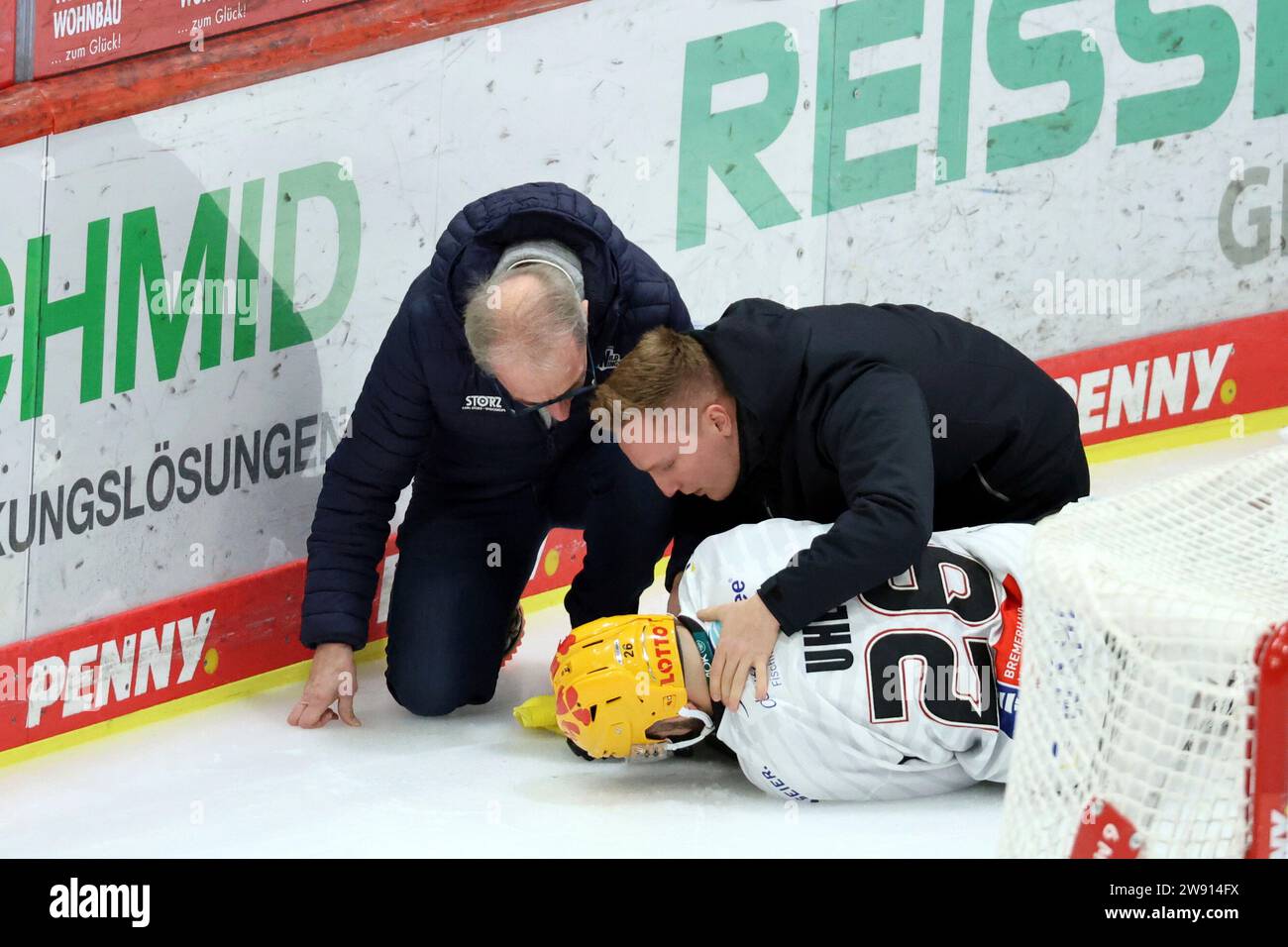Villingen Schwenningen, Deutschland. November 2023. Der verletzte Dominik Uher (Fischtown Pinguins Bremerhaven) liegt am Boden, Betreuer kümmert sich um ihn beim Spiel der DEL 23-24, 30. Sptg.: Schwenninger Wild Wings vs Fishtown Pinguins Bremerhaven Credit: dpa/Alamy Live News Stockfoto