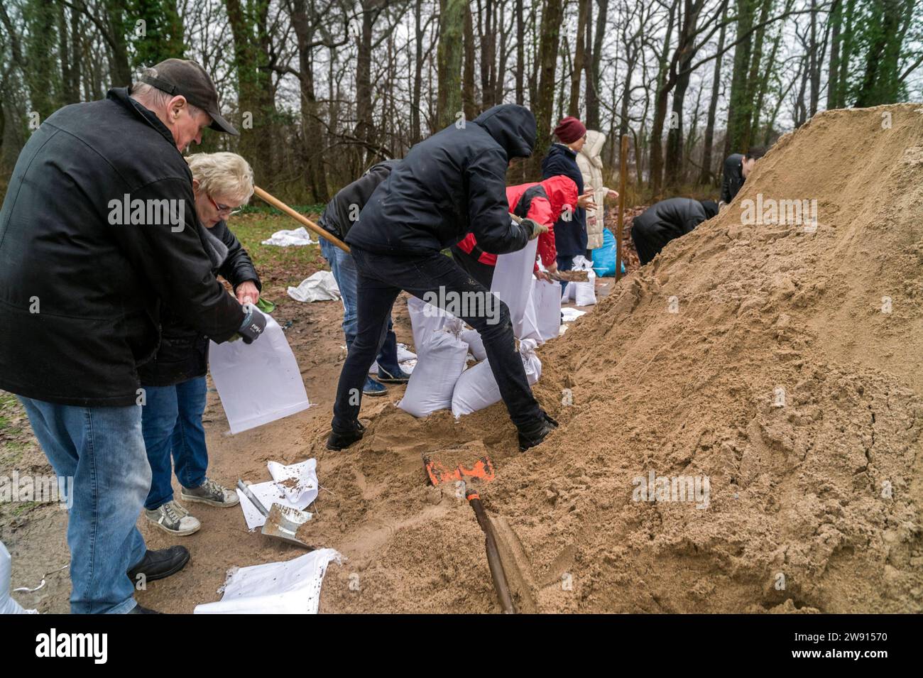 Anwohner beim Sandsäcke füllen 20231223ad319 der Fuss Glenne bei Lippstadt droht über die Deiche zu treten Sturmtief Zoltan, Überschwemmung, Naturkatastrophe, Naturereignis, Unwetter, Wassermassen, Flöte, Extremwetter, Hochwasserlage, Überschwemmungsgebiet, Katastrophenschutz, Rettungseinsatz, Wasserschaden, Notlage, Flutkatastrophe, Hochwasserschutz, Überschwemmungsrisiko, Wasserspiegel, Wetterereignis, Krisenmanagement, Wasserverlauf, Hochwasser Lippstadt Nordrhein-Westfalen NRW Deutschland *** Bewohnerinnen und Bewohner, die Sandsäcke füllen 20231223ad319 der Fuß der Glenne bei Lippstadt droht Stockfoto