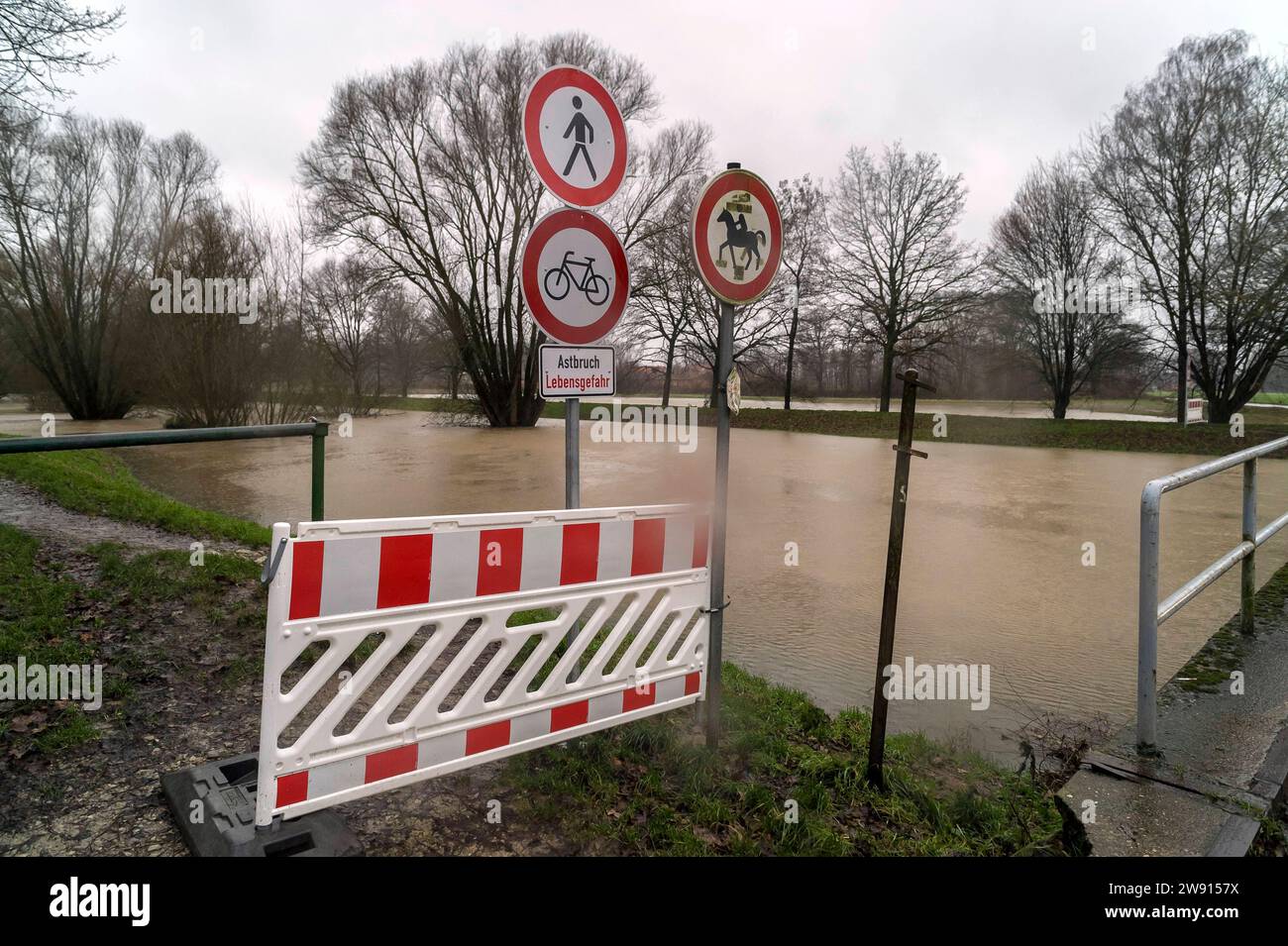 Der Fuss Glenne bei Lippstadt droht über die Deiche zu treten 202312ad309 Sturmtief Zoltan, Überschwemmung, Naturkatastrophe, Naturereignis, Unwetter, Wassermassen, Flöte, Extremwetter, Hochwasserlage, Überschwemmungsgebiet, Katastrophenschutz, Rettungseinsatz, Wasserschaden, Notlage, Flutkatastrophe, Hochwasserschutz, Überschwemmungsrisiko, Wasserspiegel, Wetterereignis, Krisenmanagement, Wasserverlauf, Hochwasser Lippstadt Nordrhein-Westfalen NRW Deutschland *** der Fuße der Glenne bei Lippstadt droht die Deiche zu überlaufen 202323ad309 Sturm Zoltan, Überschwemmung, Naturkatastrophe, Stockfoto