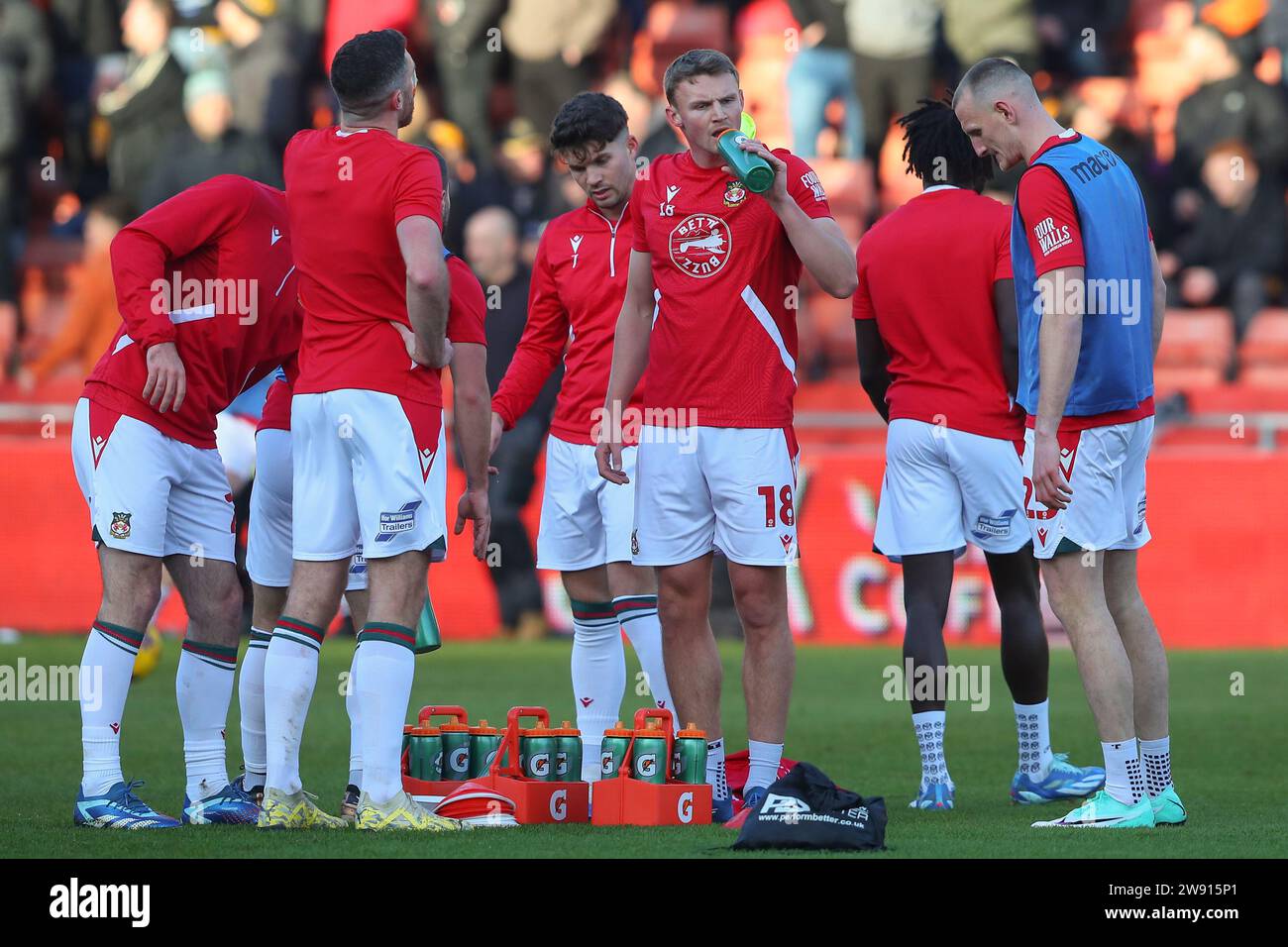 Wrexham-Spieler trinken einen Drink während des Vorspiels vor dem Sky Bet League 2-Spiel Wrexham gegen Newport County in Stok CAE Ras, Wrexham, Großbritannien, 23. Dezember 2023 (Foto: Gareth Evans/News Images) Stockfoto