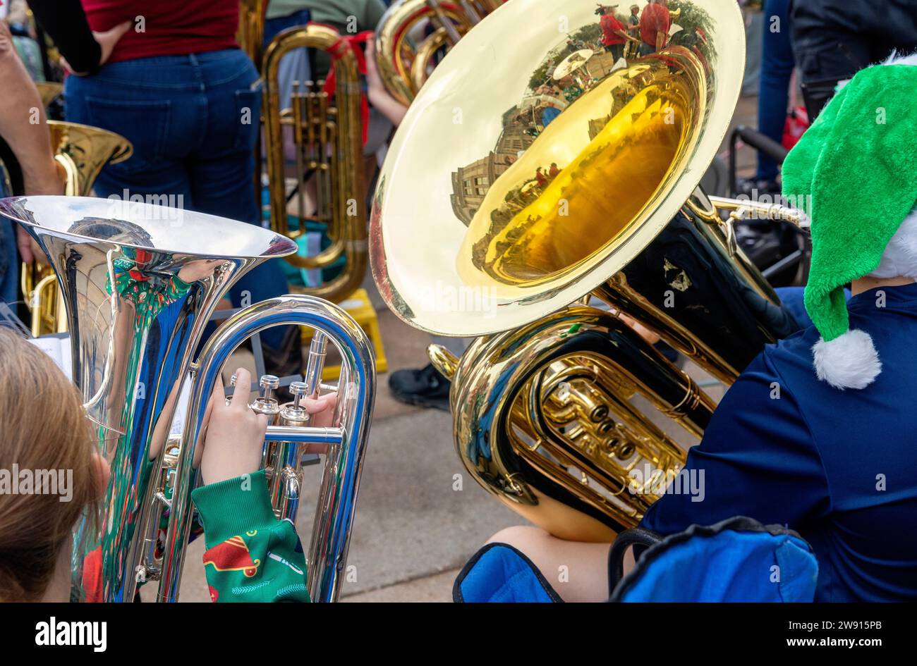 Über 100 Musiker treffen sich am Freitag, den 22. Dezember 2023, auf den Südstufen des Texas Capitol, zum jährlichen Weihnachtskonzert in Tuba. Stockfoto