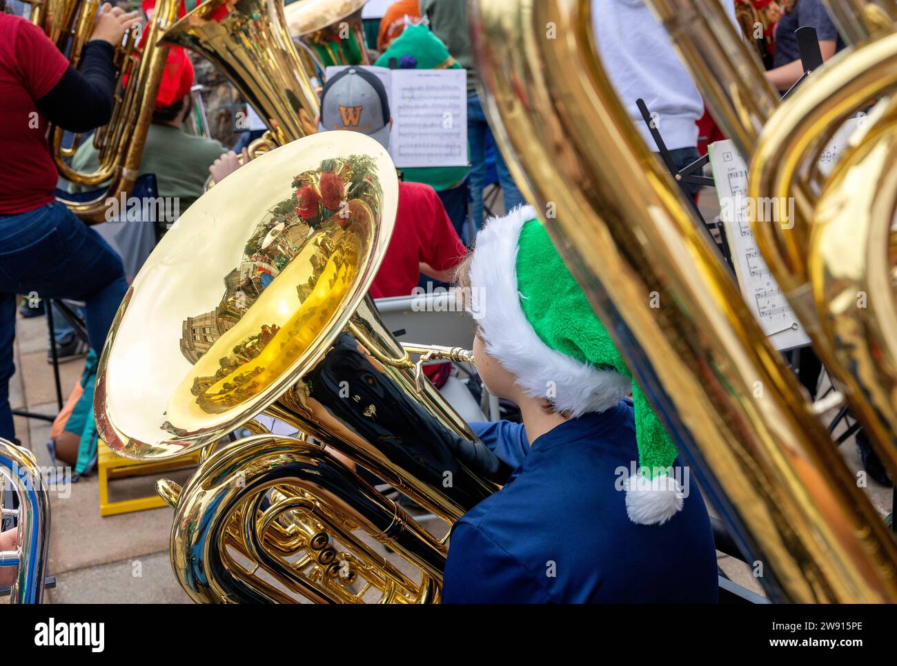 Über 100 Musiker treffen sich am Freitag, den 22. Dezember 2023, auf den Südstufen des Texas Capitol, zum jährlichen Weihnachtskonzert in Tuba. Stockfoto