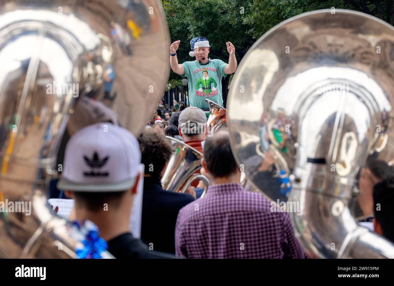 Über 100 Musiker treffen sich am Freitag, den 22. Dezember 2023, auf den Südstufen des Texas Capitol, zum jährlichen Weihnachtskonzert in Tuba. Stockfoto